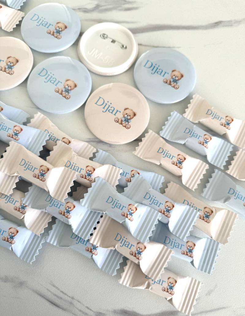 Personalisiertes Geschenkset Babyshower | Button Anstecker + Bonbons Mit Name Süße Gastgeschenke Für Gäste von Etsy - EymaKunst