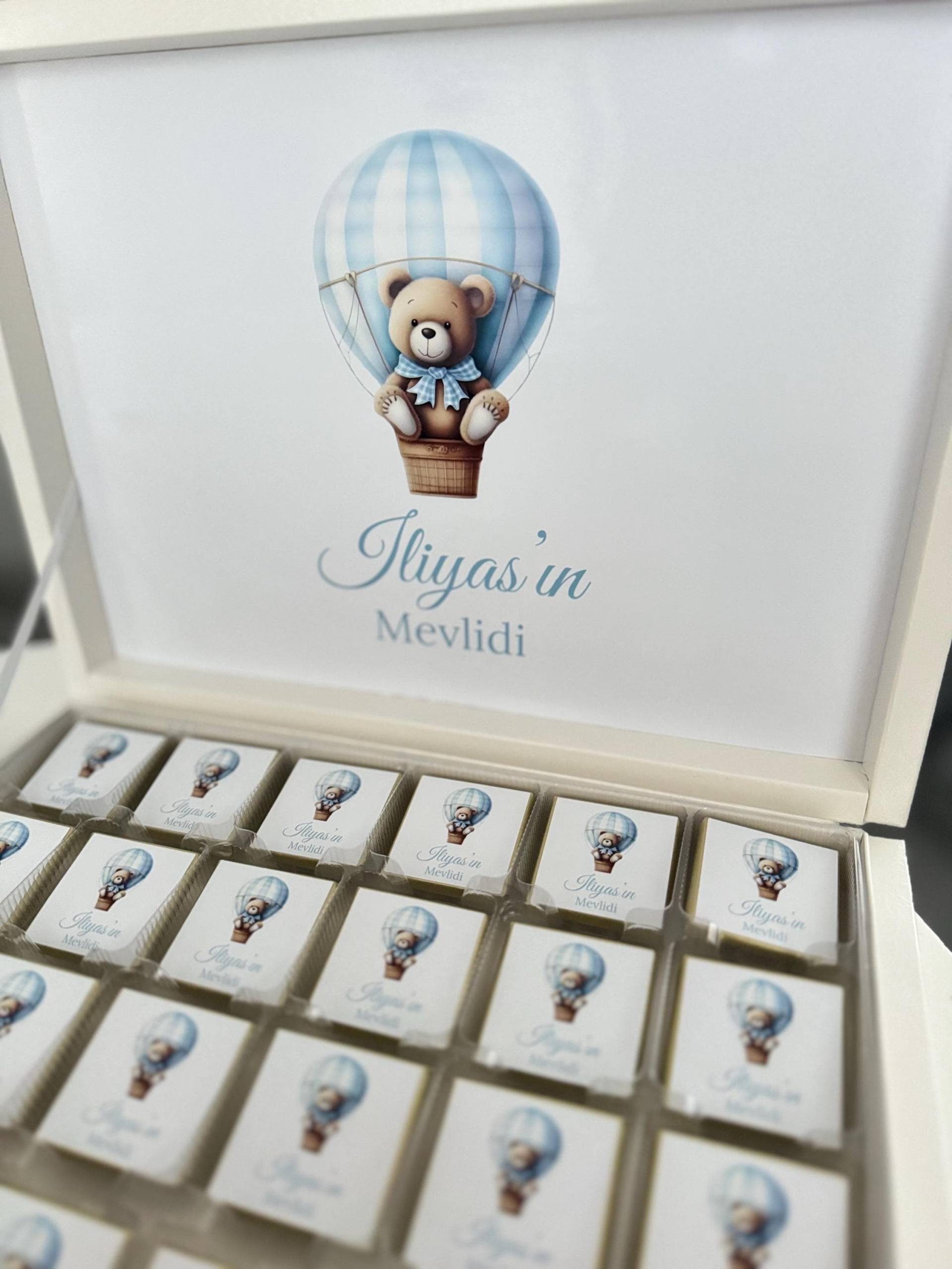 Personalisierte Schokobox Zur Geburt | Baby Geschenk Mit Name Junge Teddy Bär Design Blau Weiß von Etsy - EymaKunst