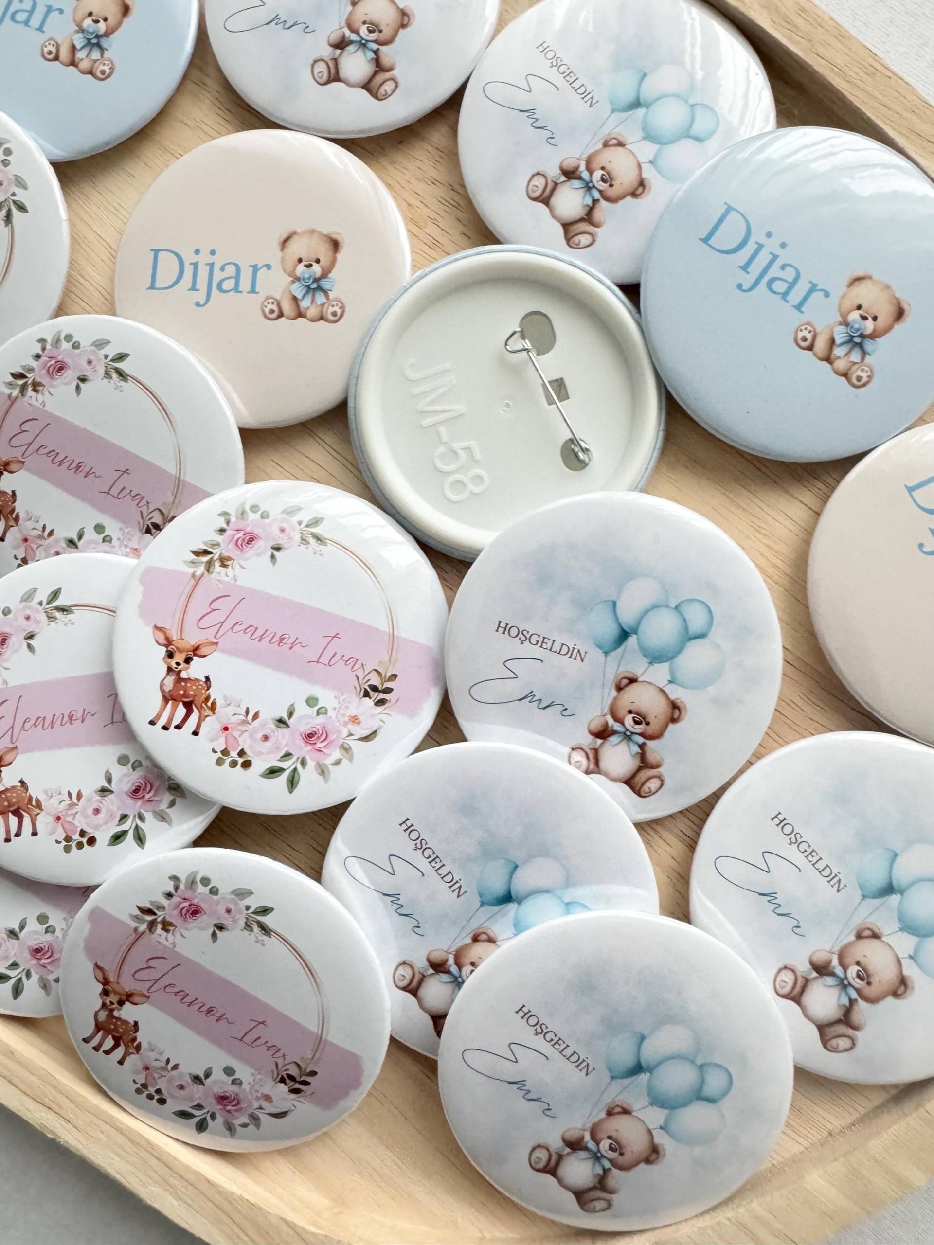Personalisierte Baby Buttons Perfektes Gastgeschenk Zur Geburt Babyshower Oder Taufe Mit Name Datum Hochzeit 59mm Personalisierte Baby Buttons Perfektes Gastgeschenk Zur Geburt Babyshower Oder Taufe Mit Name Datum Hochzeit 59mm von Etsy - EymaKunst
