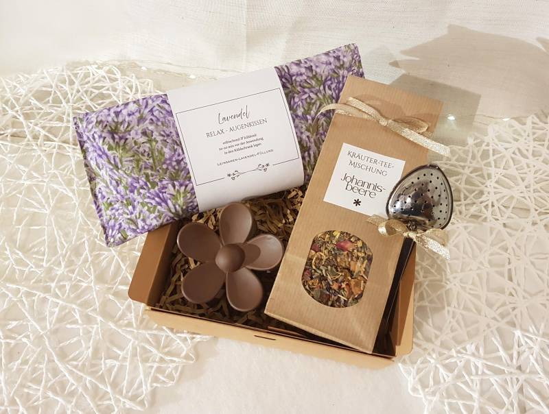 Relax Geschenk Set Aromatherapie Augenkissen Lavendel Tee Verschenkfertig in Geschenkbox Personalisierbar Relax Geschenk Set Aromatherapie Augenkissen Lavendel Tee Verschenkfertig in Geschenkbox Personalisierbar von Etsy - FablesAesthetics