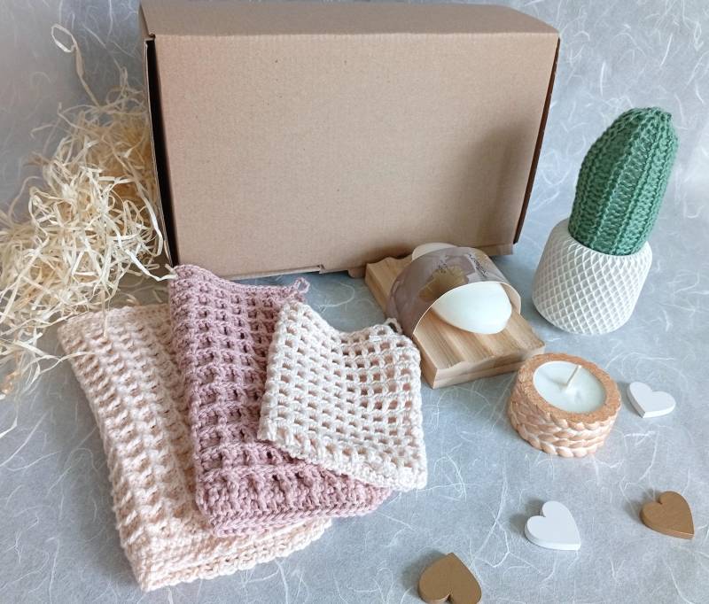 Natürliches Geschenkset | Handgemacht Mit Herz - Waschlappen, Kerze, Seife & Kleiner Kaktus Im Set-Seifensäckchen-Geschenk von Etsy - FadenundFlamme
