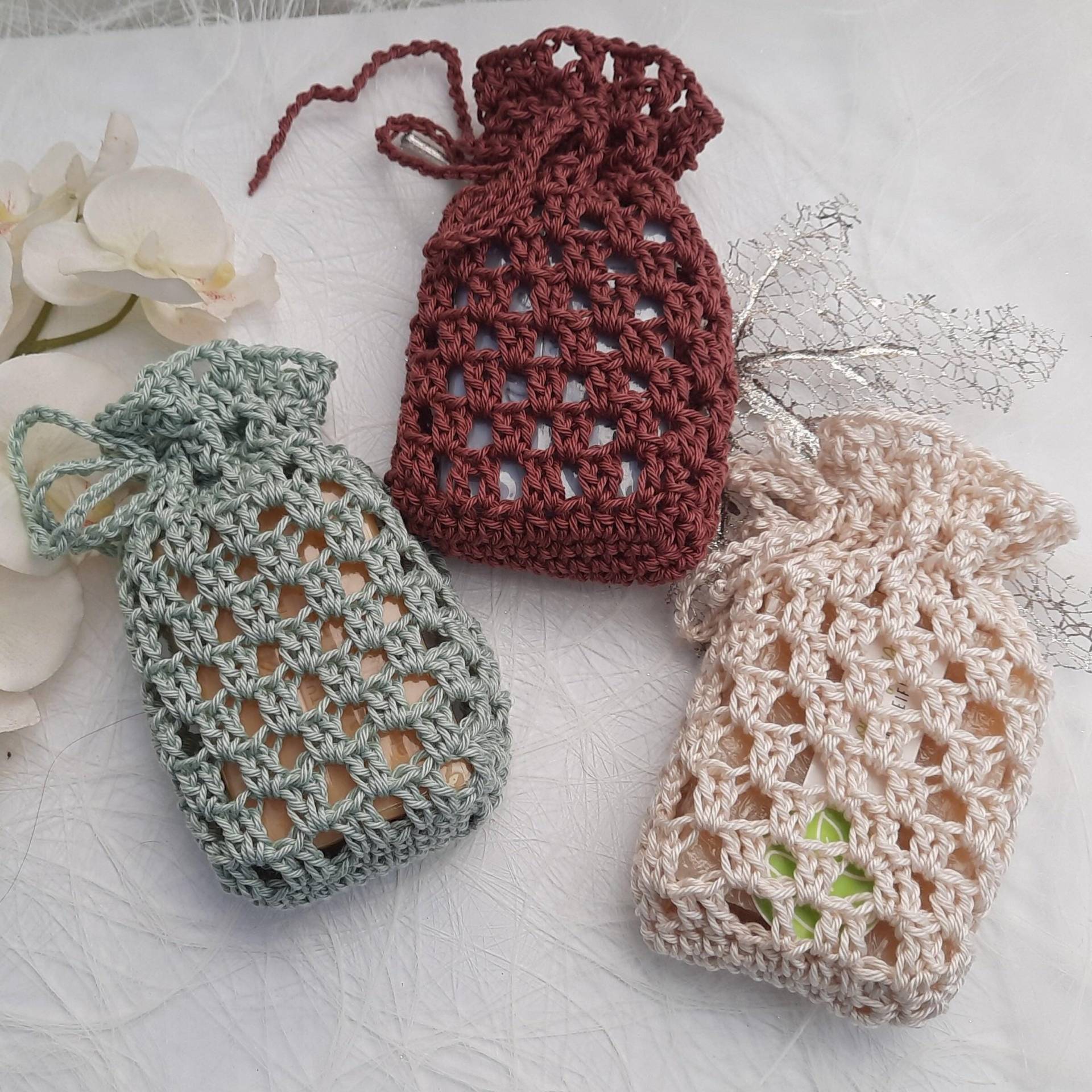 Nachhaltige Seifensäckchen/ Duftsäckchen, Baumwollgarn, Unifarben in Creme, Rosenholz, Reseda, 8 X 13 cm Nachhaltige Seifensäckchen/ Duftsäckchen, Baumwollgarn, Unifarben in Creme, Rosenholz, Reseda, 8 X 13 cm von Etsy - Fadenwerkque