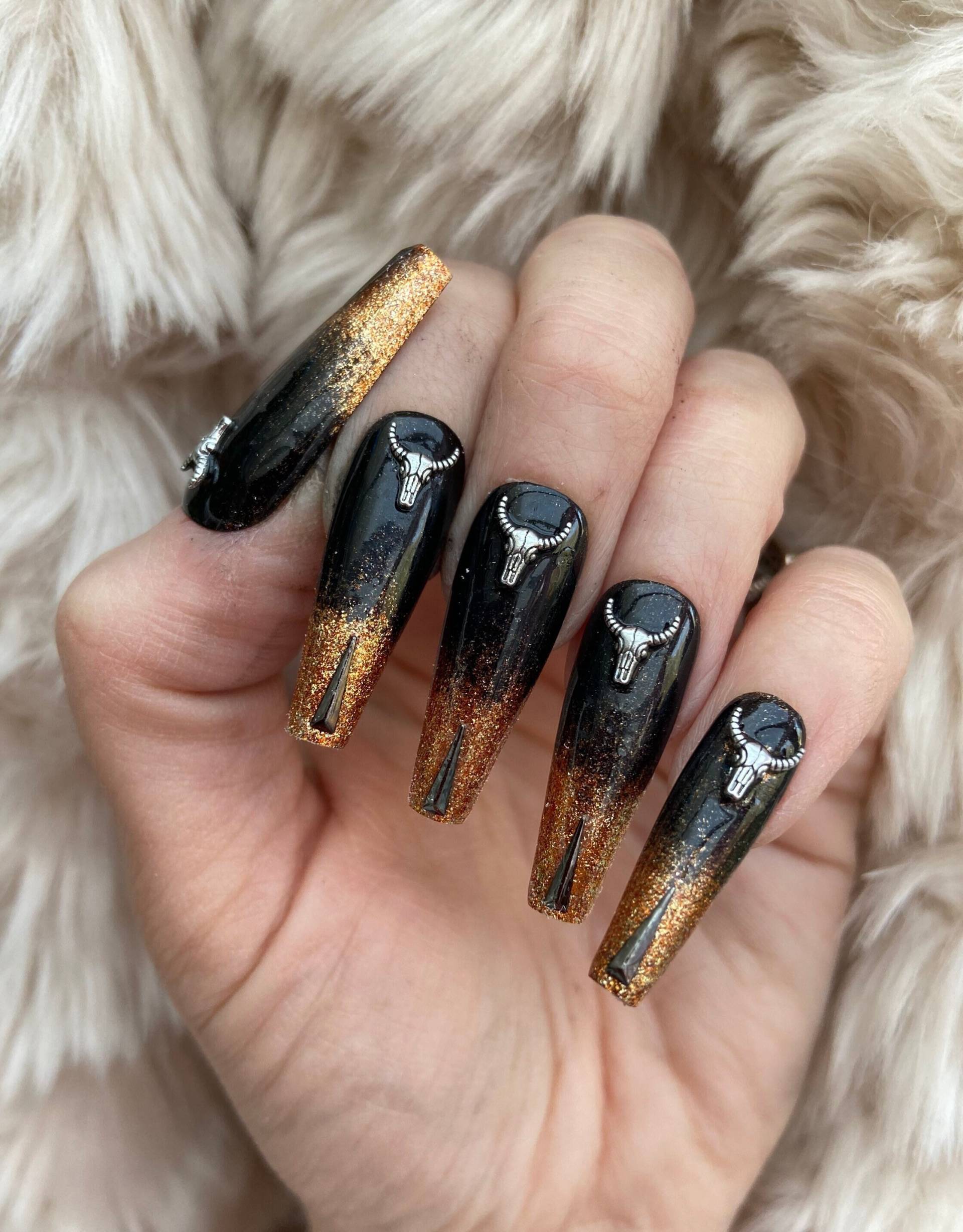 Ram Schädel Schwarz Und Gold Ombré Drücken Sie Auf Die Nägel | Künstliche Falsche Gothic Kleben Ram Schädel Schwarz Und Gold Ombré Drücken Sie Auf Die Nägel | Künstliche Falsche Gothic Kleben von Etsy - Fairydustnailcompany