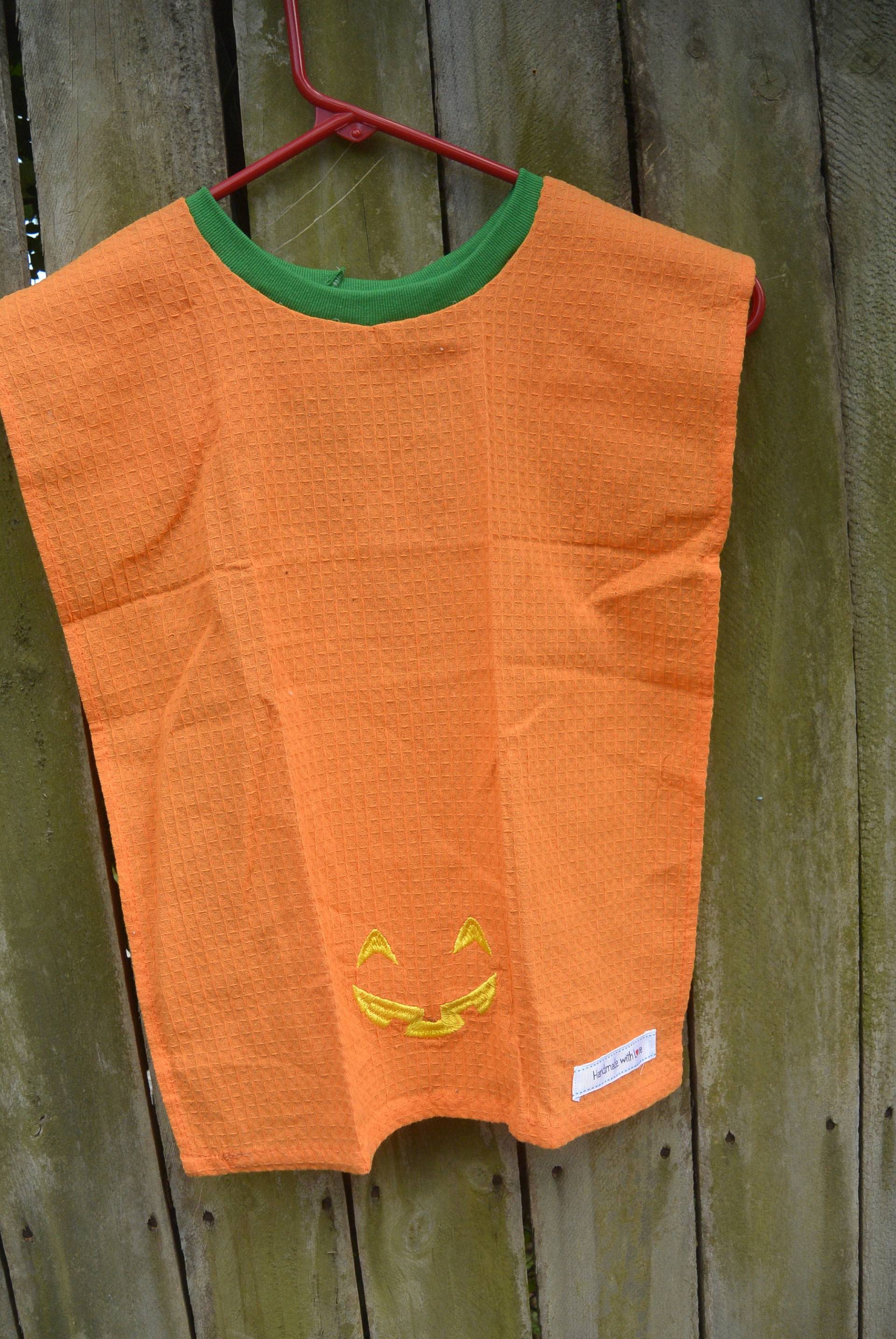 Wiederverwendetes Handtuch-Lätzchen Orange Kürbis, Kleinkind/Erwachsene von Etsy - FamilyBlessingsCo