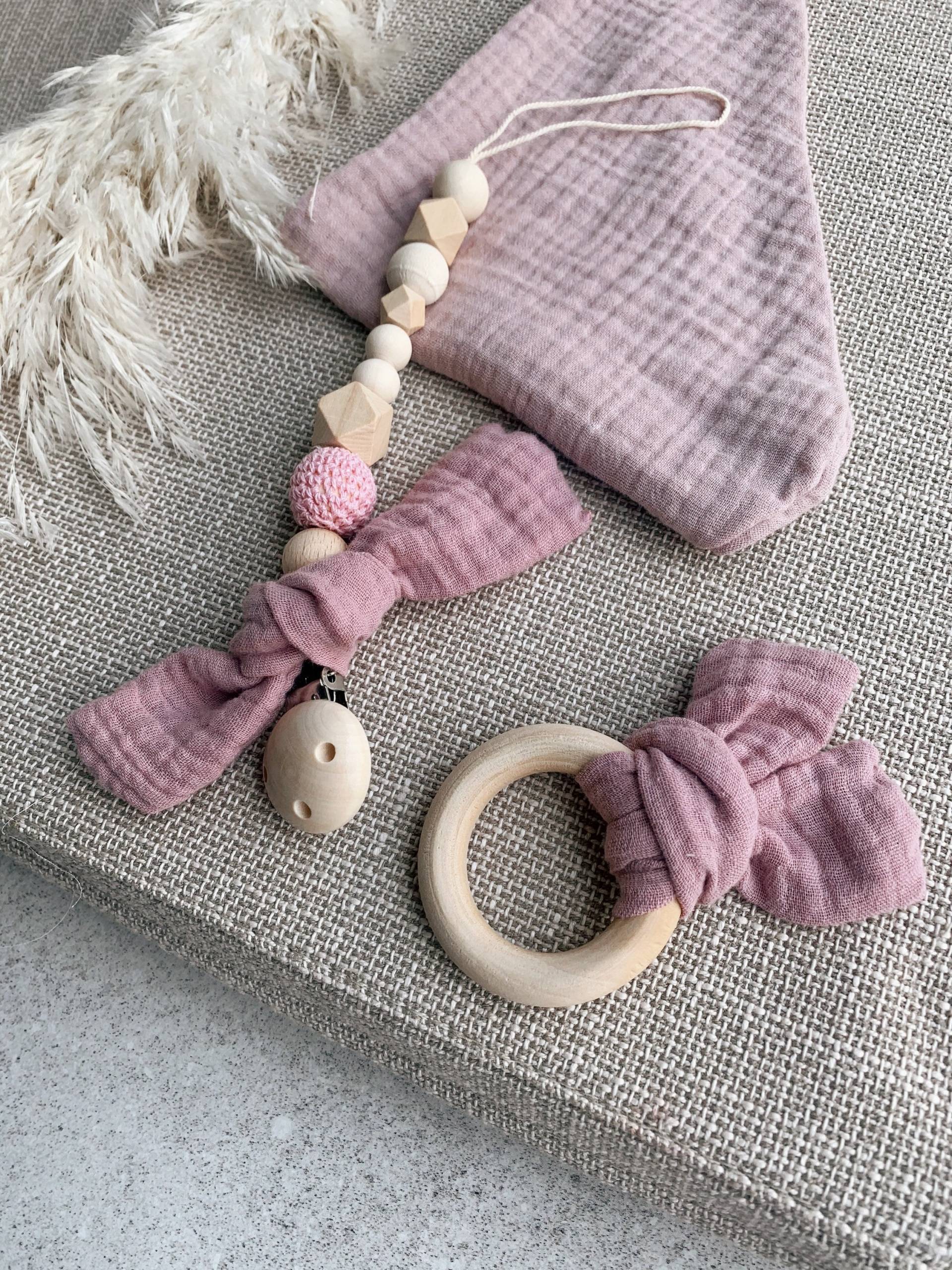 Set Schnullerkette, Hasenohren Greifling Und Lätzchen Aus Bio Musselinstoff. Personalisiert Geschenkset. Geschenkidee Set Schnullerkette, Hasenohren Greifling Und Lätzchen Aus Bio Musselinstoff. Personalisiert Geschenkset. Geschenkidee von Etsy - FancylittlethingsDE