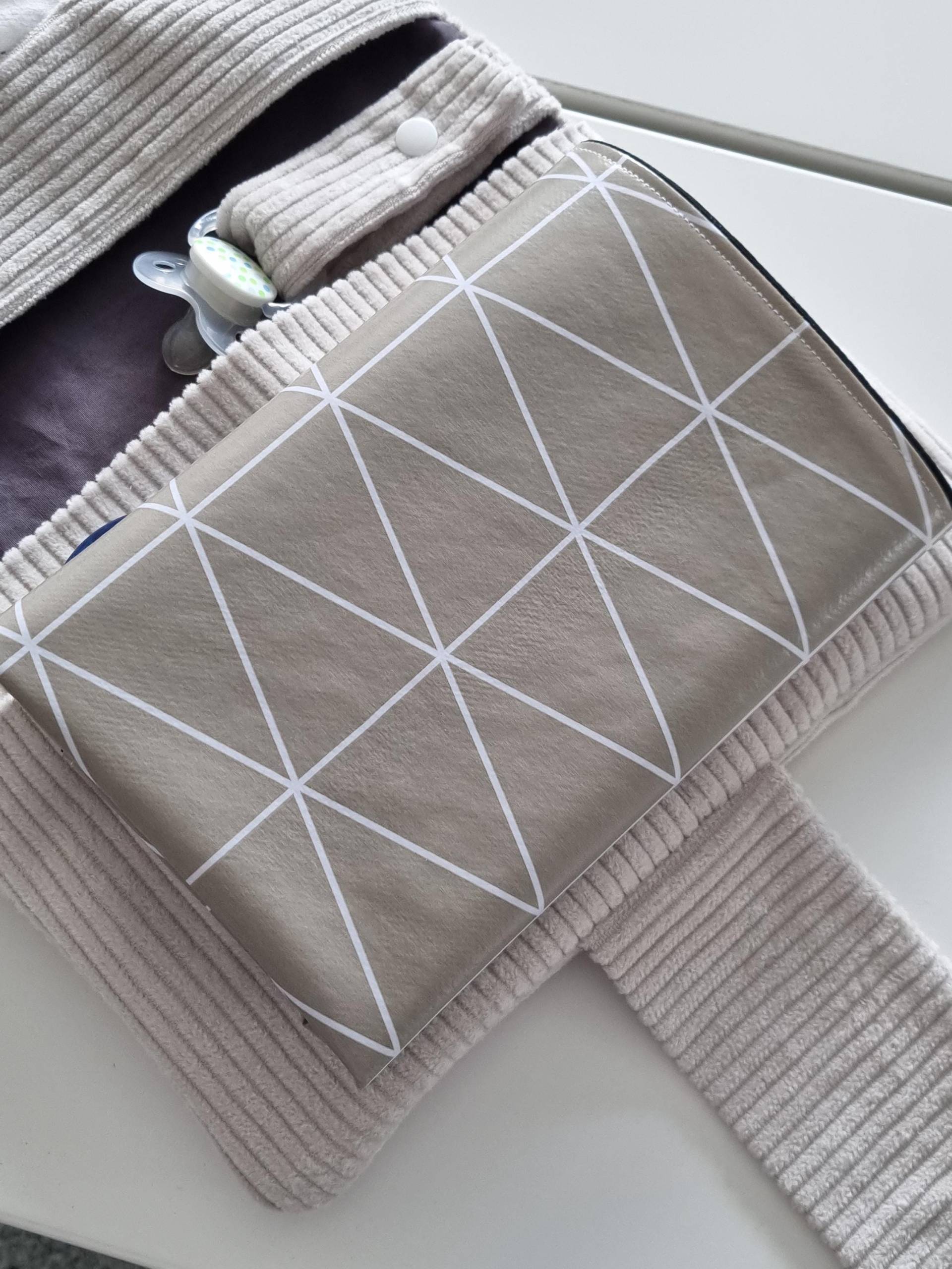Wickelunterlage Wasserabweisend Für Cord Windeltasche Beige Xxl Unterwegs 70X40cm Große Unterlage To Go Abwischbar Reisewickelunterlage von Etsy - FareimliHandmadeShop