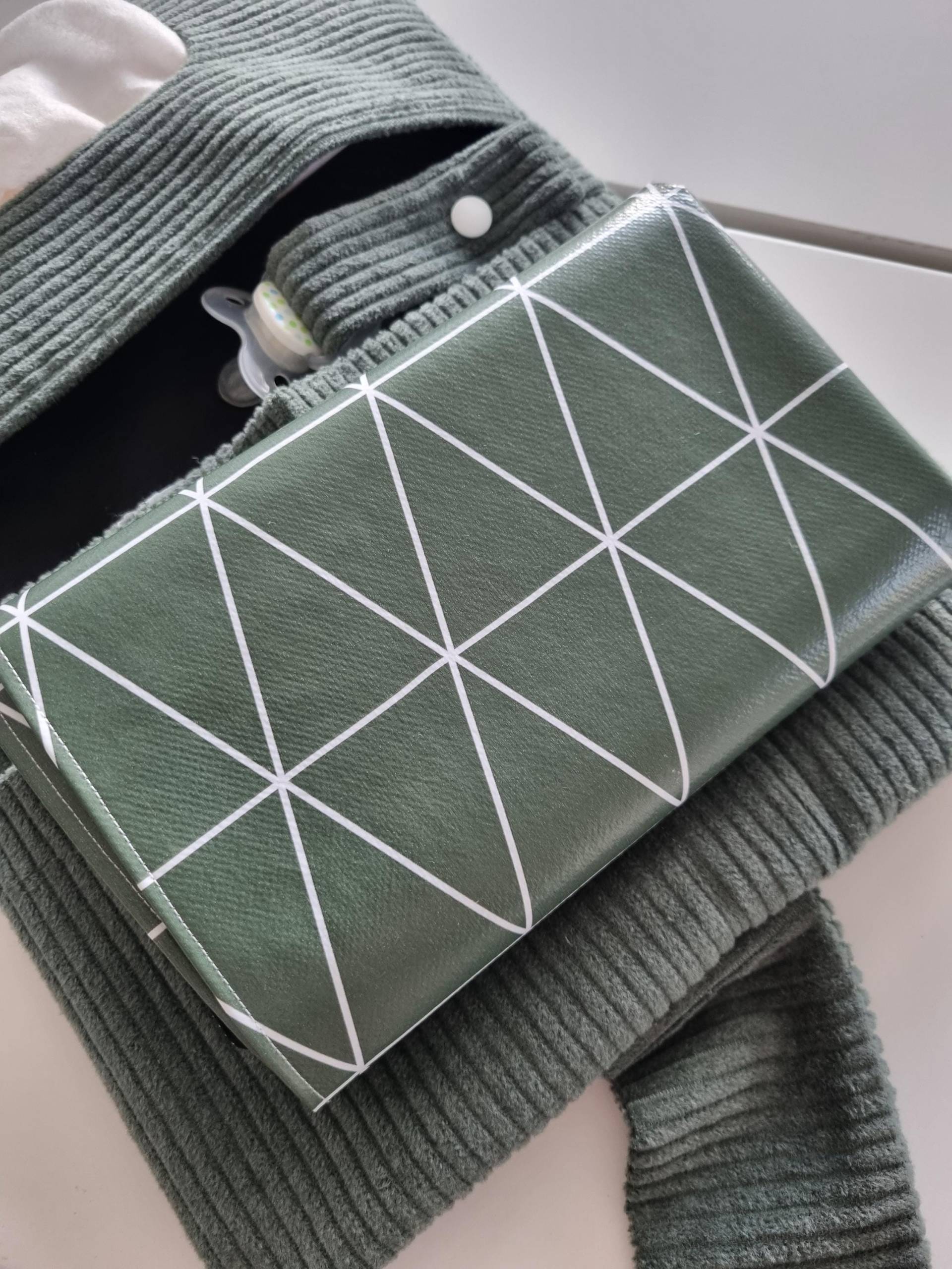 Wickelunterlage Wasserabweisend Für Cord Windeltasche Grün Xxl Unterwegs 70X40cm Große Unterlage To Go Abwischbar Reisewickelunterlage von Etsy - FareimliHandmadeShop