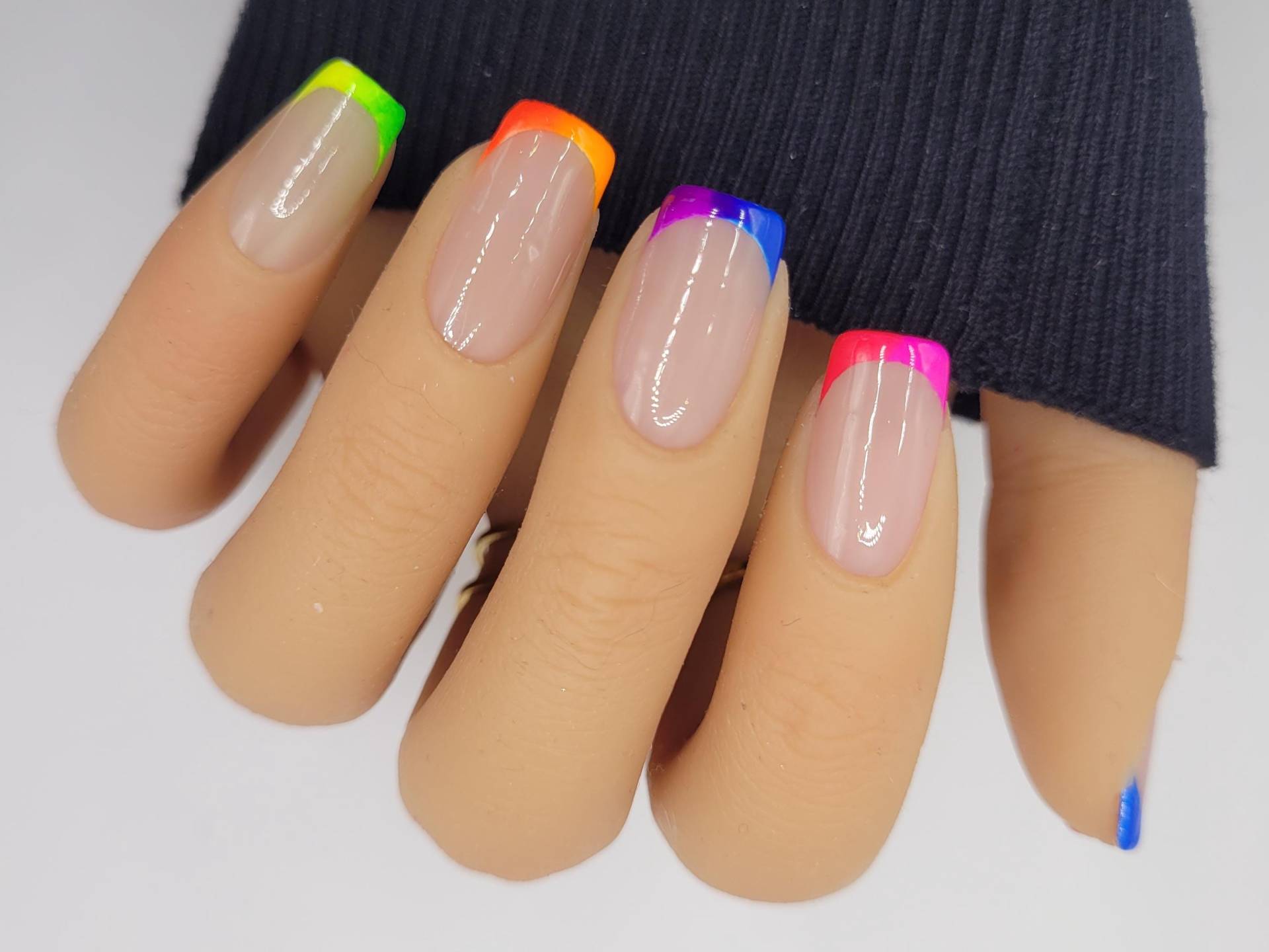 Neon French Press-On-Nails - Minimal Design Aufklebbare Nägel Handbemalt & Custom Size Neon French Press-On-Nails - Minimal Design Aufklebbare Nägel Handbemalt & Custom Size von Etsy - FarinaFeeDesign