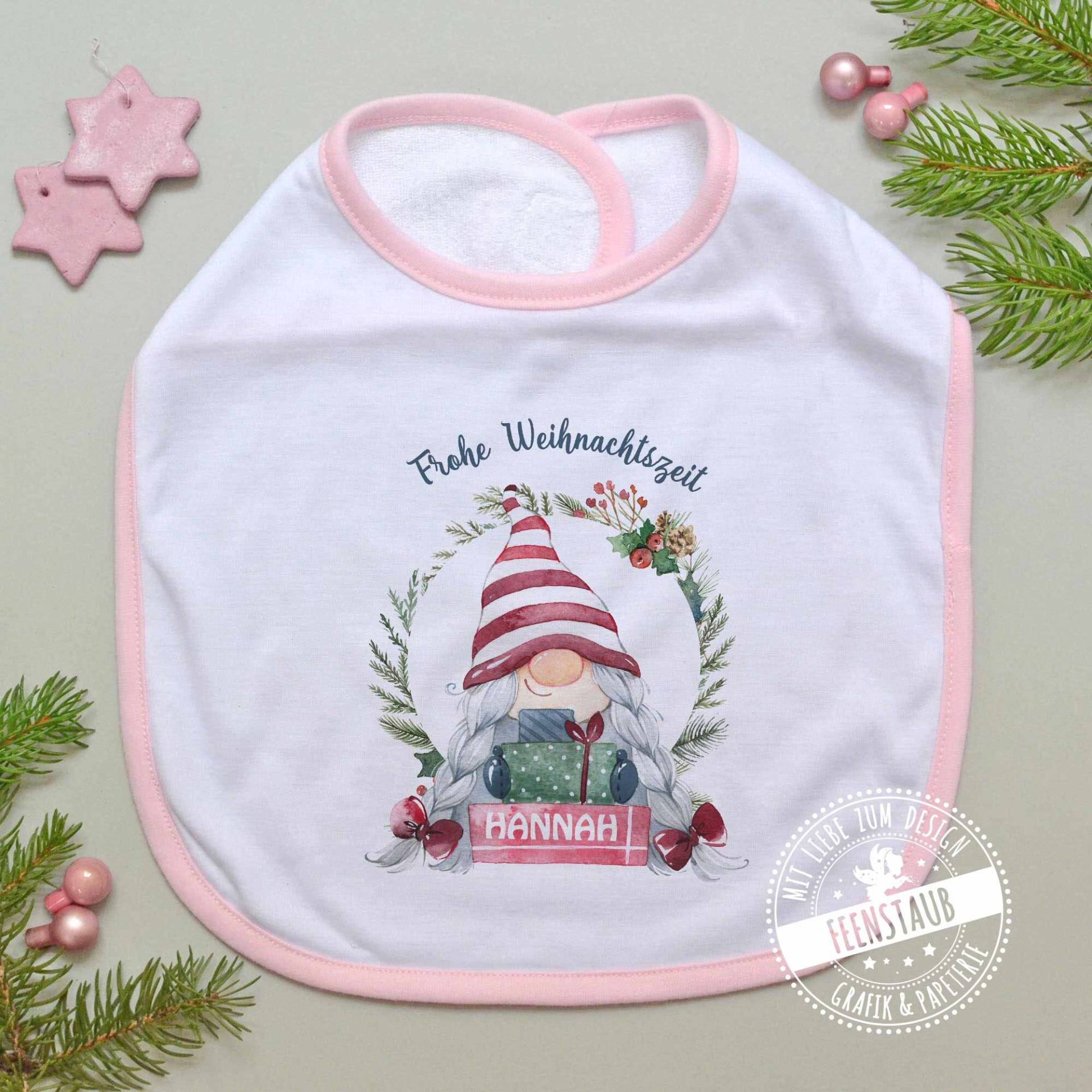 Weihnachten Baby-Lätzchen Personalisiert Mit Namen Und Weihnachtsgnom Weihnachtszwerg Mädchen, Erstes Weihnachtsfest, Geschenk Zum Nikolaus Weihnachten Baby-Lätzchen Personalisiert Mit Namen Und Weihnachtsgnom Weihnachtszwerg Mädchen, Erstes Weihnachtsfest, Geschenk Zum Nikolaus von Etsy - FeenstaubHandmade