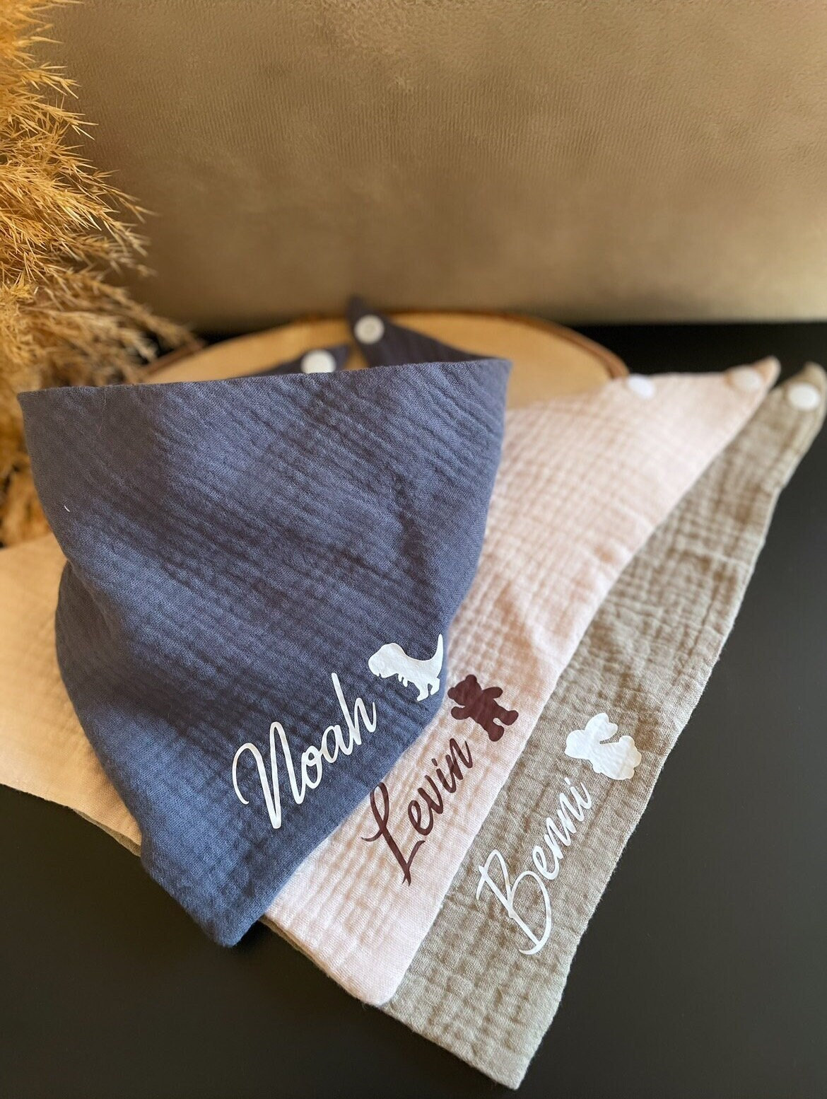Personalisiertes Halstuch Für Babys Und Kleinkinder Aus Musselin | Lätzchen Verschiedene Farben Mit Symbol I Namen Kita Personalisiertes Halstuch Für Babys Und Kleinkinder Aus Musselin | Lätzchen Verschiedene Farben Mit Symbol I Namen Kita von Etsy - Fellalarm