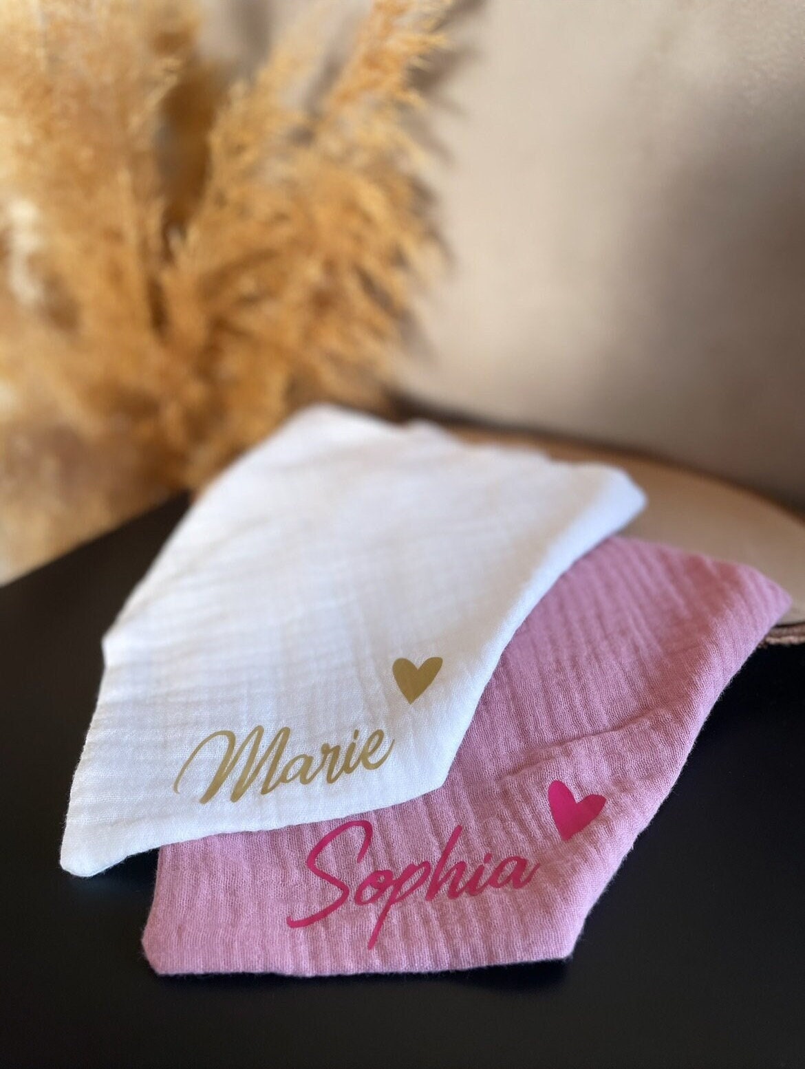 Personalisiertes Lätzchen Für Babys Und Kleinkinder Aus Musselin | Halstuch Verschiedene Farben Mit Symbol I Babygeschenk Namen Personalisiertes Lätzchen Für Babys Und Kleinkinder Aus Musselin | Halstuch Verschiedene Farben Mit Symbol I Babygeschenk Namen von Etsy - Fellalarm