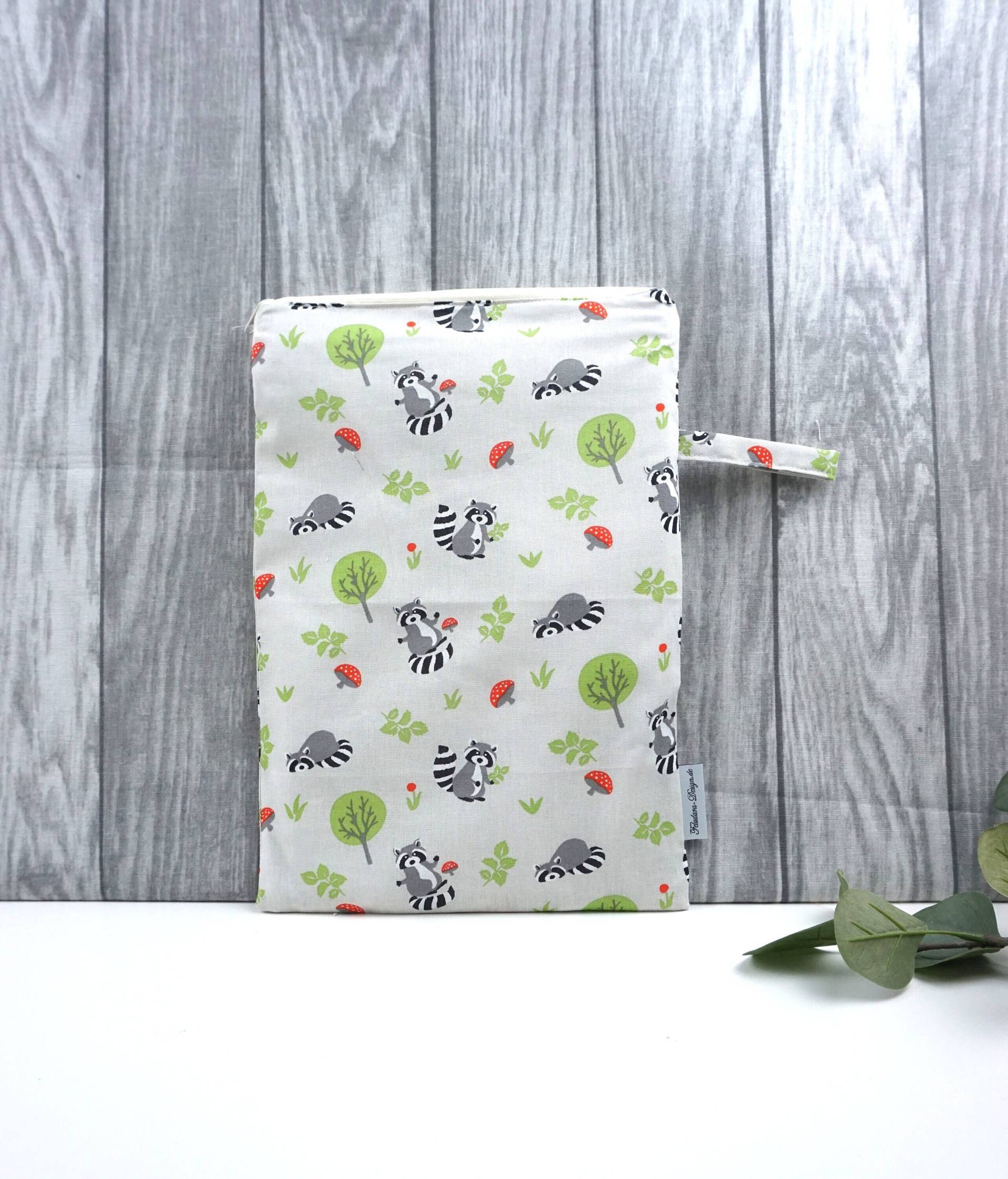Wetbag Mit Namen, 2 Größen, Windeltasche Nassbeutel Kita Hort Kindergarten Stoffwindel Wechselkleidung - Waschbär Wetbag Mit Namen, 2 Größen, Windeltasche Nassbeutel Kita Hort Kindergarten Stoffwindel Wechselkleidung - Waschbär von Etsy - FeludaraDesign