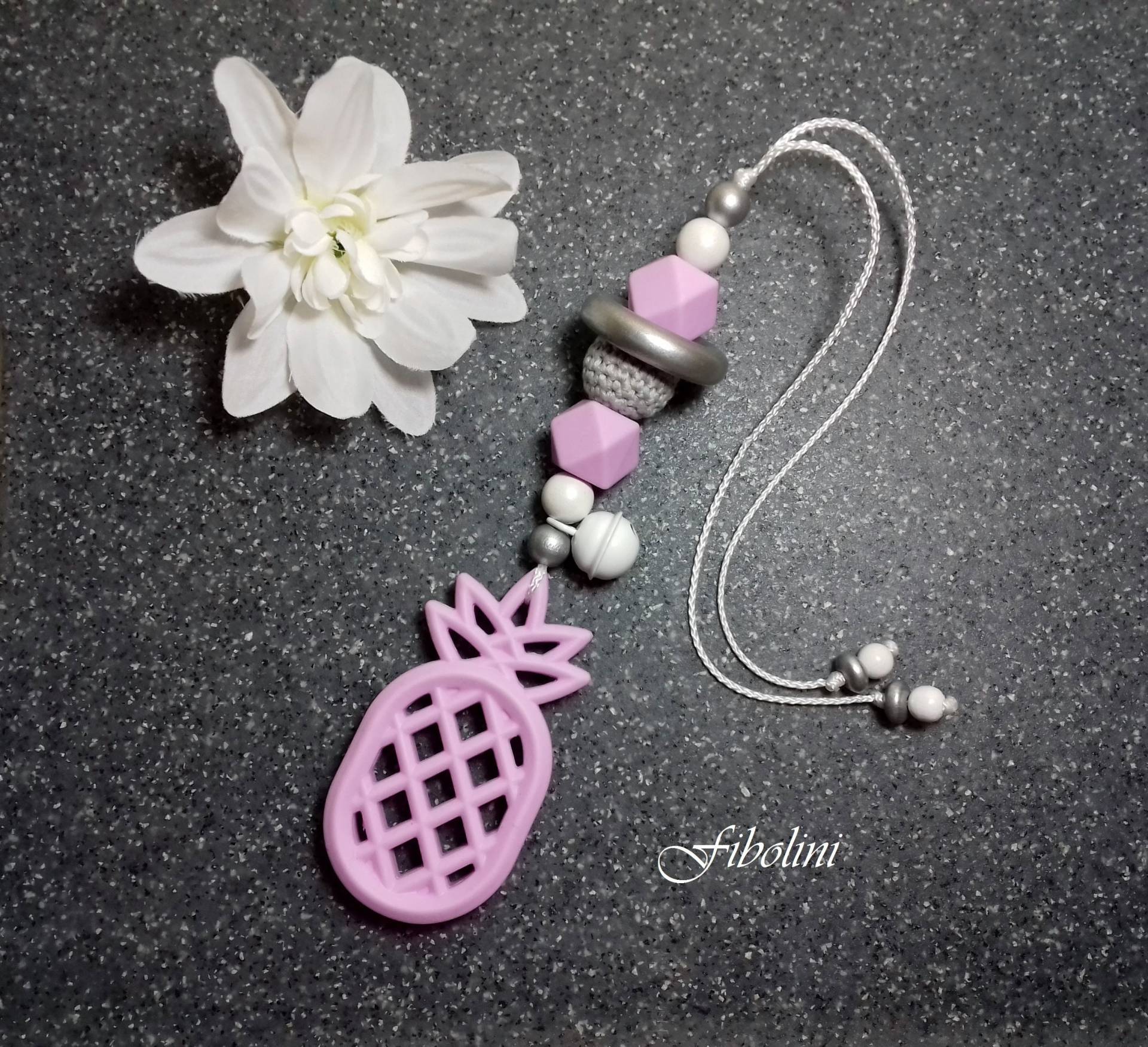 Maxi Cosi Anhänger "Ananas". Flieder, Silber, Hellgrau, Weiß, Diy, Schwangerschaft, Geschenk, Babyparty, Geburt, Taufe, Babyschalenanhänger Maxi Cosi Anhänger "Ananas". Flieder, Silber, Hellgrau, Weiß, Diy, Schwangerschaft, Geschenk, Babyparty, Geburt, Taufe, Babyschalenanhänger von Etsy - Fibolini