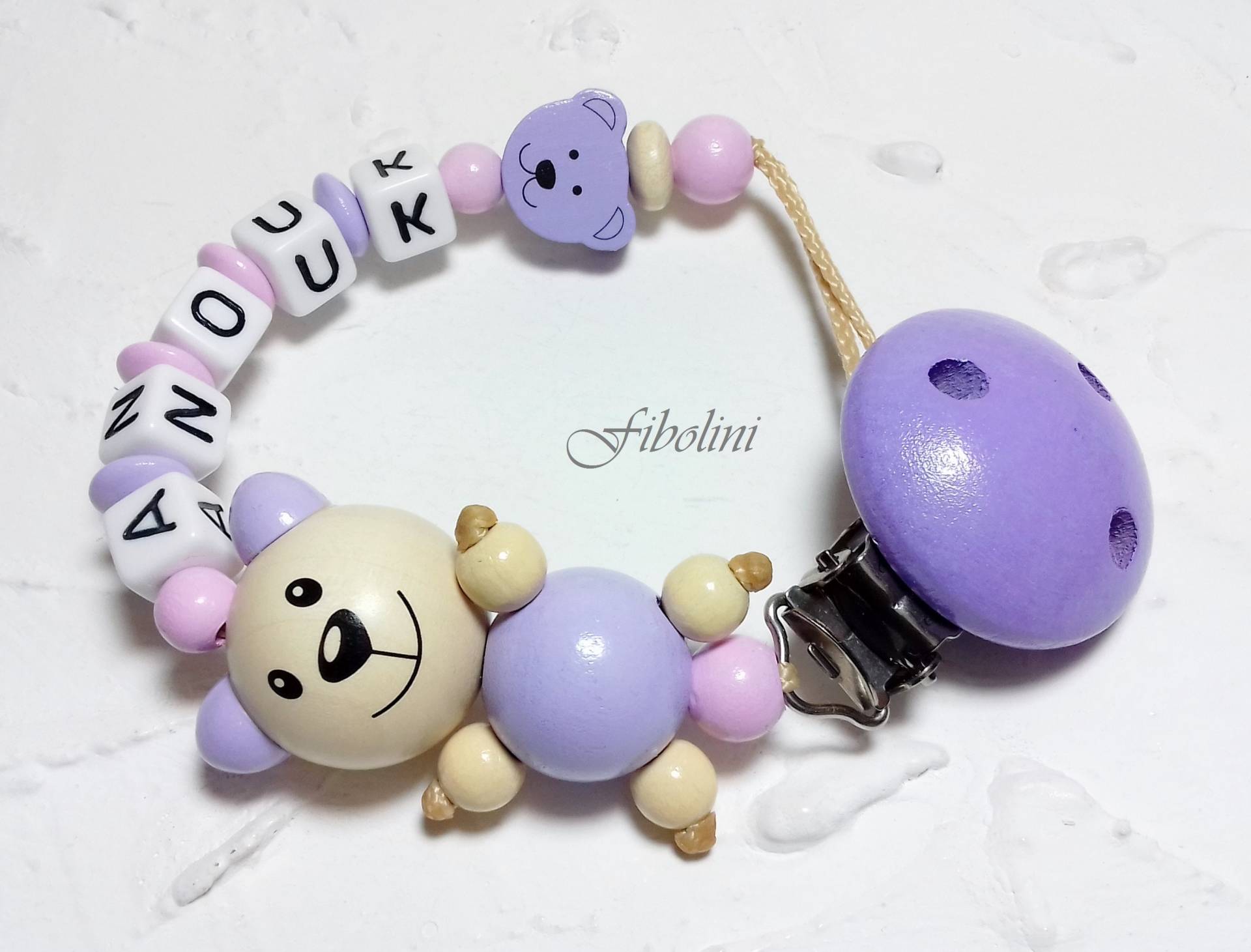Schnullerkette 3-D "Kleiner Bär". Teddy, Babyparty, Nuggikette, Flieder, Rosa, Beige, Baby, Geschenk, Name, Handgemacht, Personalisierung Schnullerkette 3-D "Kleiner Bär". Teddy, Babyparty, Nuggikette, Flieder, Rosa, Beige, Baby, Geschenk, Name, Handgemacht, Personalisierung von Etsy - Fibolini