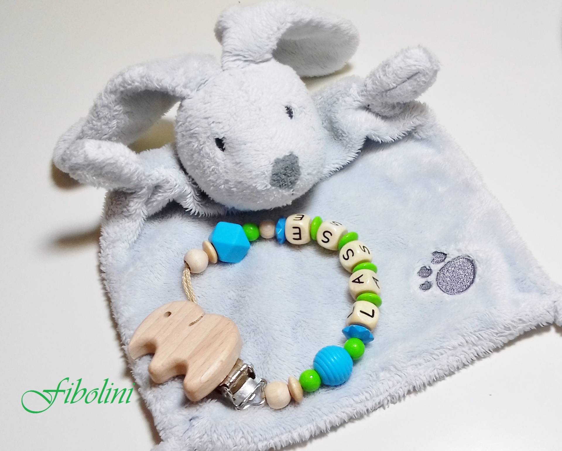 Schnullerkette "Elefant" & Holzbuchstaben. Silikonhexagon/Perle Beige Blau Grün Africa Junge Diy Afrika Schwangerschaft Natur Babyparty Schnullerkette "Elefant" & Holzbuchstaben. Silikonhexagon/Perle Beige Blau Grün Africa Junge Diy Afrika Schwangerschaft Natur Babyparty von Etsy - Fibolini