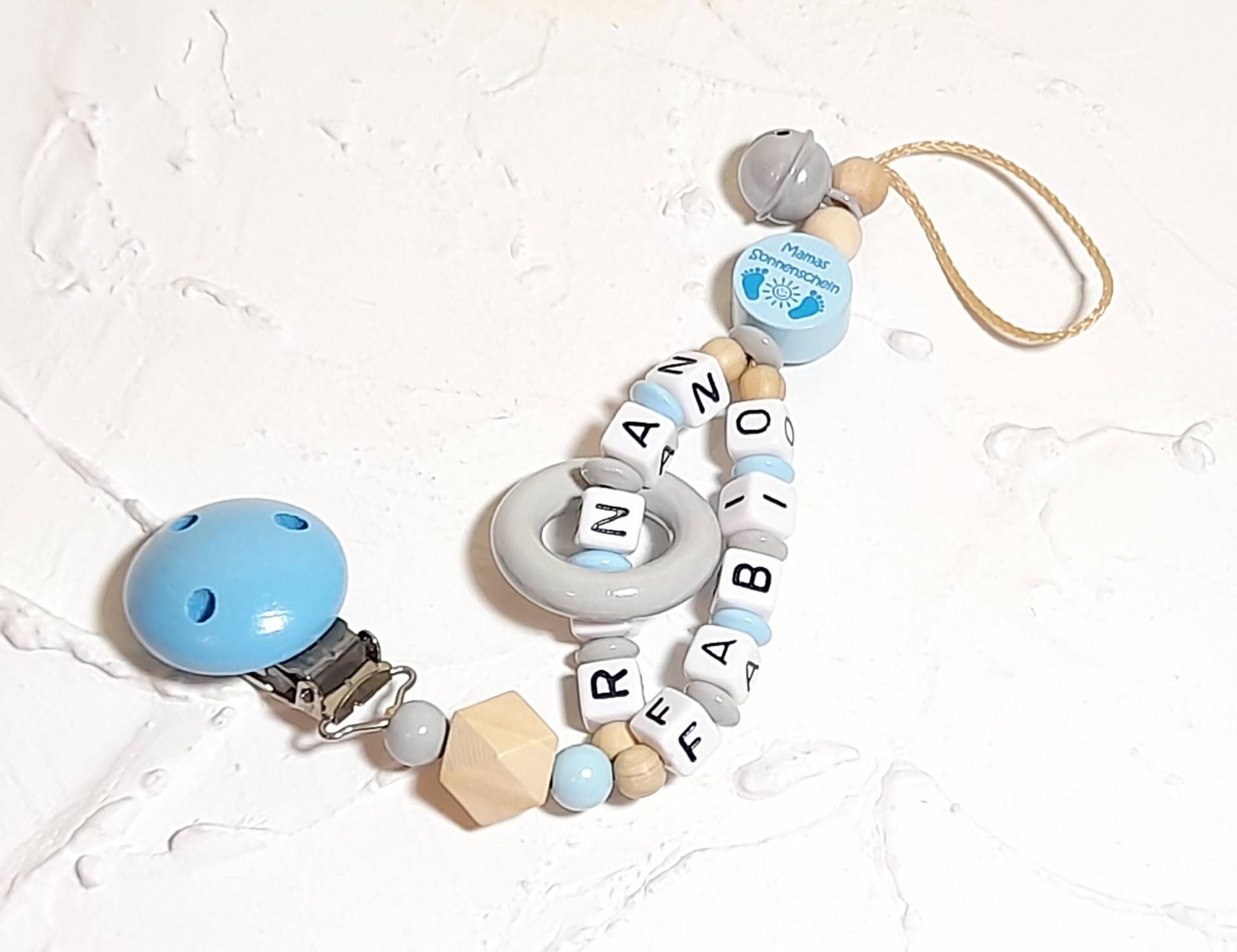 Schnullerkette "Mamas Sonnenschein" Mit Wunschdoppelnamen. Nuckelkette, Babyboy, Junge, Geschenk Zur Geburt, Schnullerhalter, Schuller, Name Schnullerkette "Mamas Sonnenschein" Mit Wunschdoppelnamen. Nuckelkette, Babyboy, Junge, Geschenk Zur Geburt, Schnullerhalter, Schuller, Name von Etsy - Fibolini
