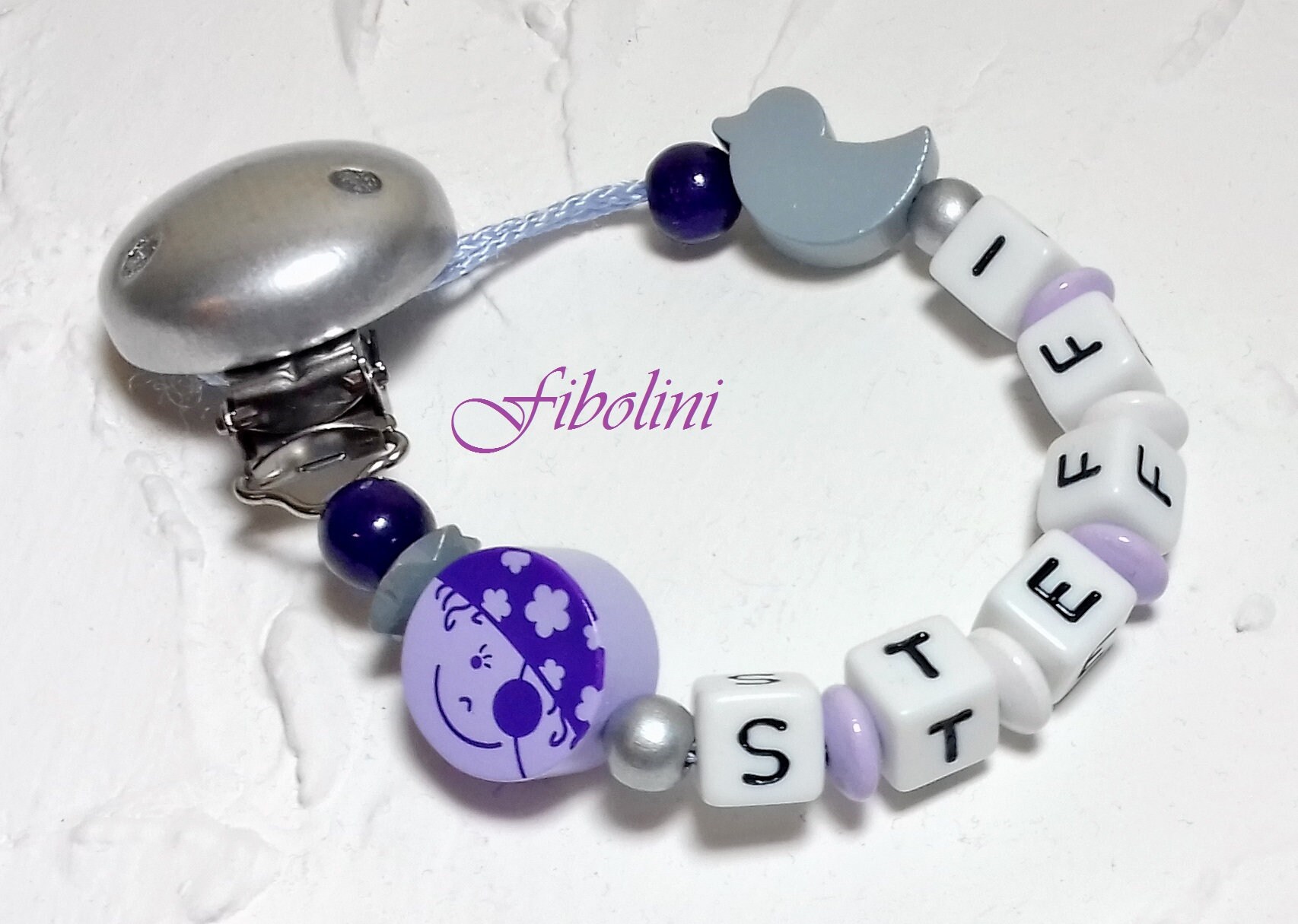 Schnullerkette "Piratin". Meer Wasser See Silber Violett Dunkelgrau Weiß Flieder Für Mädchen Mit Namen Diy Holzperlen Langer Name Schwanger Schnullerkette "Piratin". Meer Wasser See Silber Violett Dunkelgrau Weiß Flieder Für Mädchen Mit Namen Diy Holzperlen Langer Name Schwanger von Etsy - Fibolini