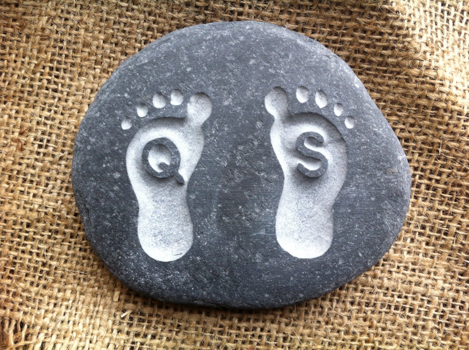 Baby-Fußabdrücke in Einem Kleinen Kieselstein, Handgeschnitzt Und Personalisiert, Ein Perfektes Geschenk Für Neugeborene Oder Paten Verschiedene Baby-Fußabdrücke in Einem Kleinen Kieselstein, Handgeschnitzt Und Personalisiert, Ein Perfektes Geschenk Für Neugeborene Oder Paten Verschiedene von Etsy - FindyDesigns