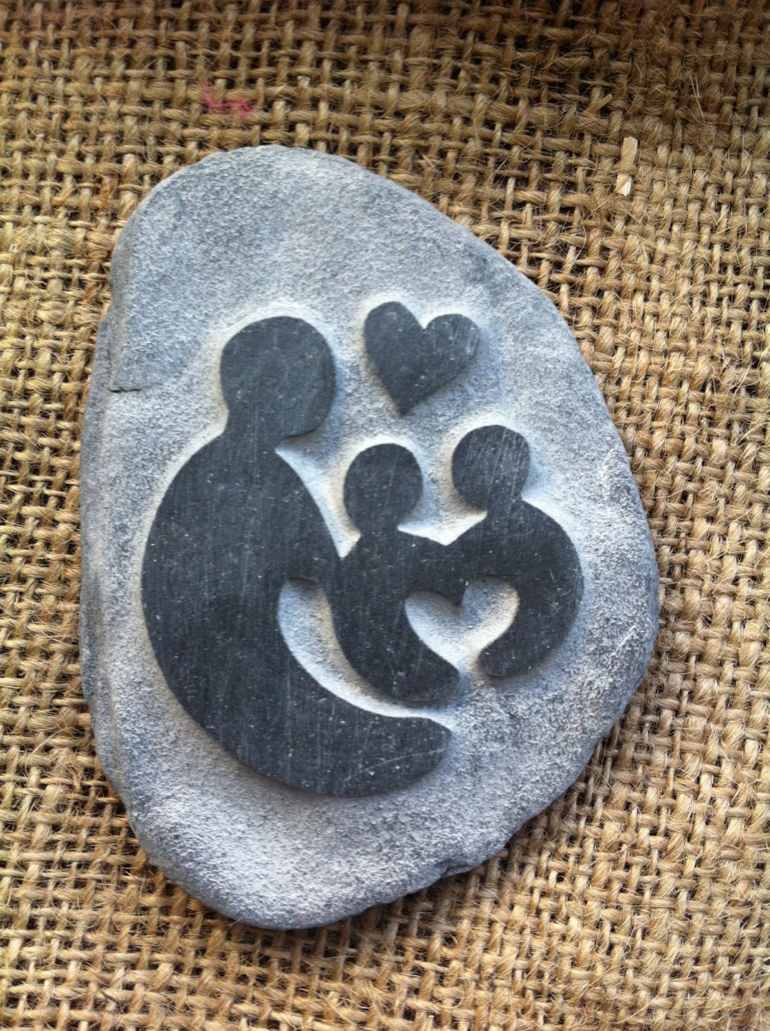 Ein Perfektes Kleines Handgeschnitztes Geschenk Für Neue Zwillinge Oder Paten. Handgefertigt Aus Kieselsteinen, Ein Geschenk, Das Sie Immer Ein Perfektes Kleines Handgeschnitztes Geschenk Für Neue Zwillinge Oder Paten. Handgefertigt Aus Kieselsteinen, Ein Geschenk, Das Sie Immer von Etsy - FindyDesigns