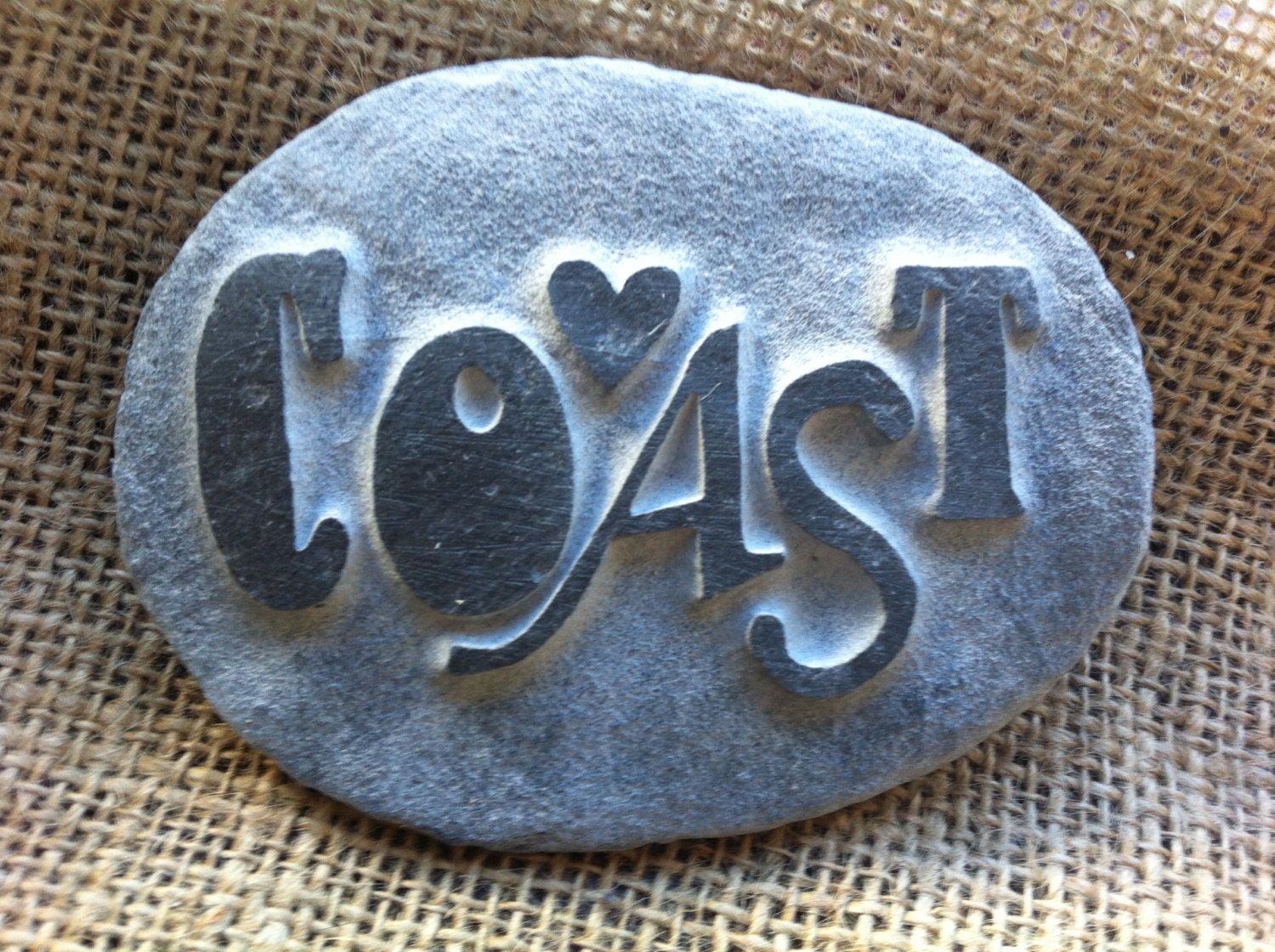 Hand Geschnitzter Babykiesel, Ein Perfektes Geschenk Für Einen Neuankömmling Mittels Flippiger Alternativer Schriftzüge Wird Diese Aus Dem Stein von Etsy - FindyDesigns