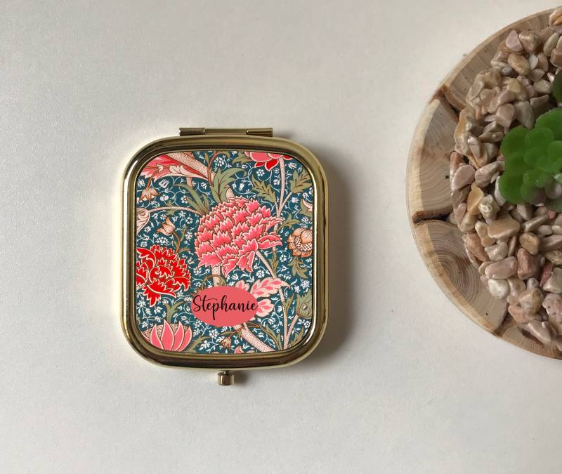 William Morris Personalisierter Taschenspiegel Taschenspiegel, Andenken, Geschenk Frau, Hochzeitsgeschenke, Mitbringsel William Morris Personalisierter Taschenspiegel Taschenspiegel, Andenken, Geschenk Frau, Hochzeitsgeschenke, Mitbringsel von Etsy - FinestGiftDesigns