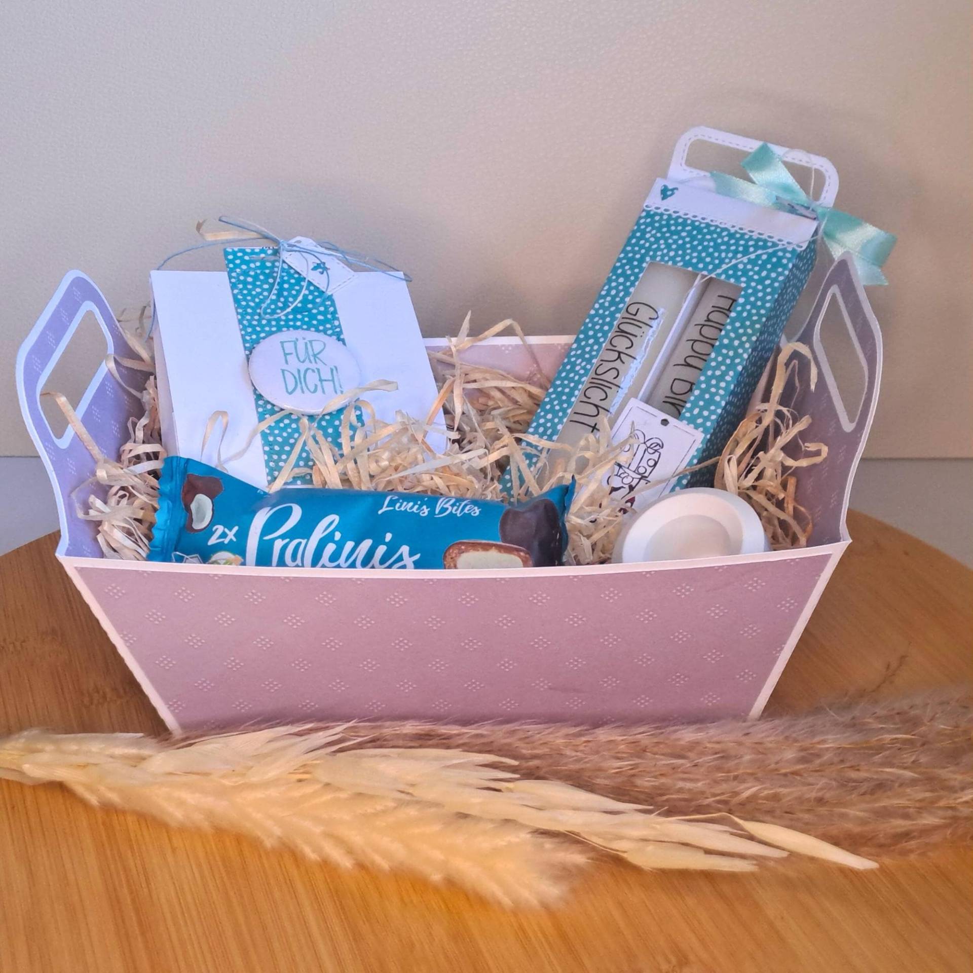 Wellness Geschenkkorb - Kleine Auszeit Box Aus Papier Mit Schokolade, Kerzenhalter & Wellness-Goodies Geschenkidee Für Zuhause von Etsy - Fioliara
