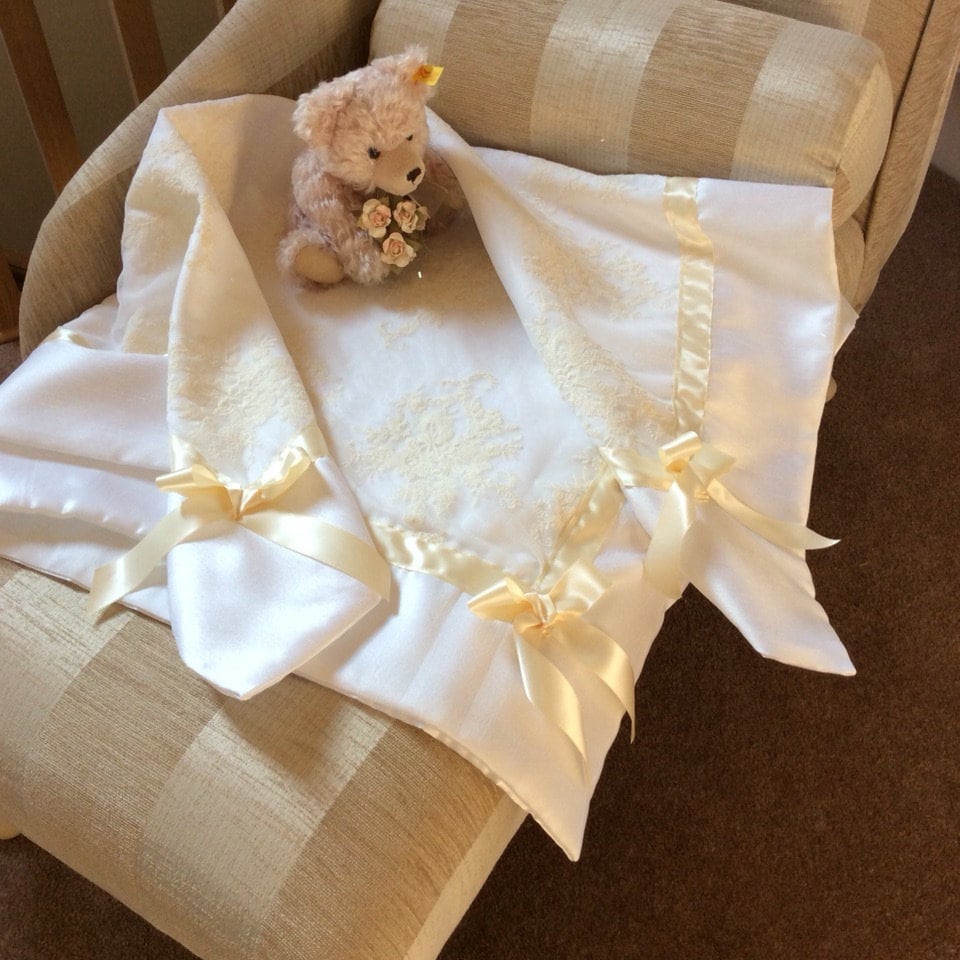 Spitze Taufschal, Personalisierte Elfenbein Bestickte Babydecke, Baby Geschenk von Etsy - FirstBlessings