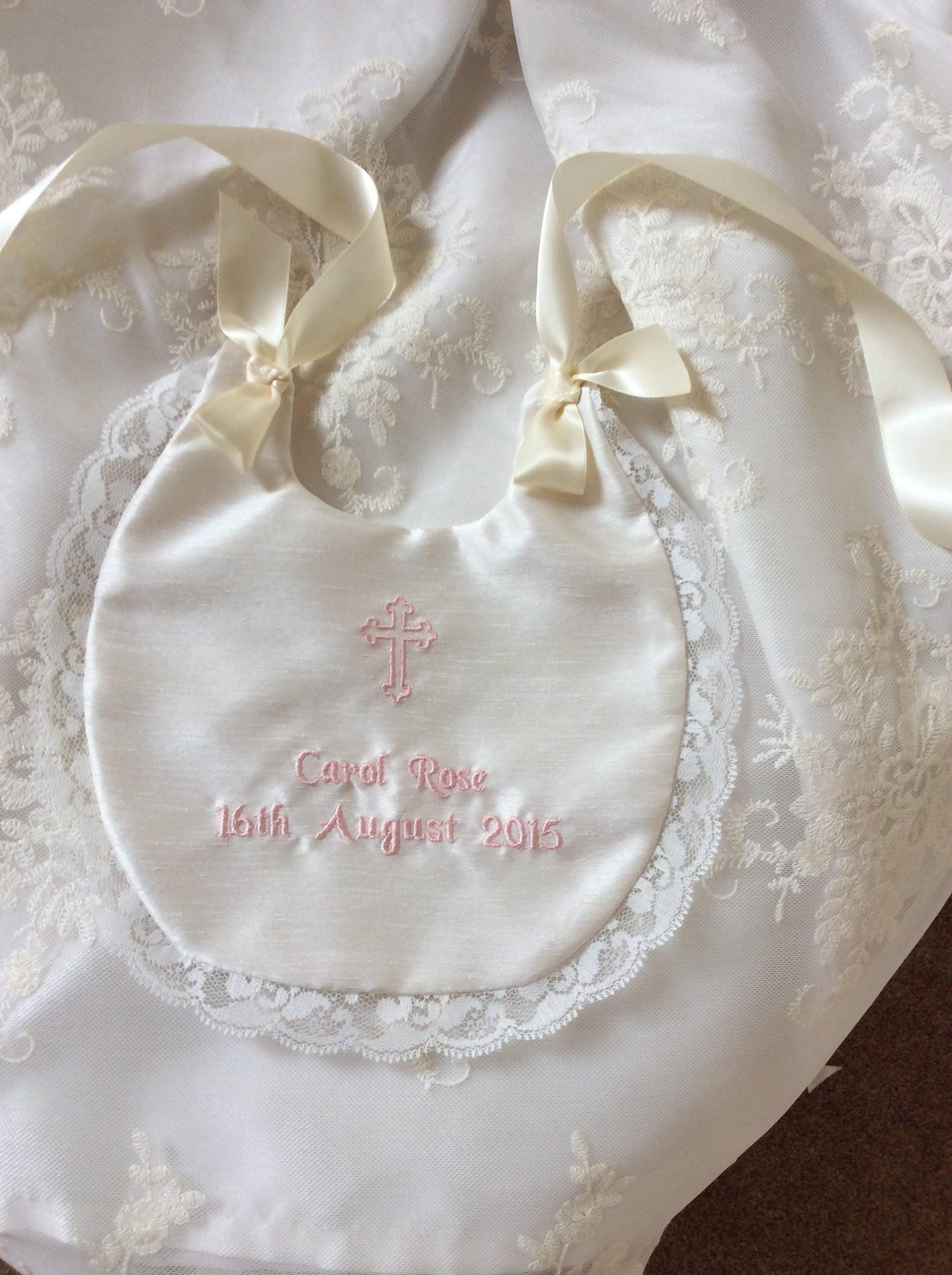 Taufe Lätzchen, Personalisierte Baby Taufgeschenk, Spitze Mädchen Jungen Baby-Duschegeschenk, Ersten Segen Uk von Etsy - FirstBlessings