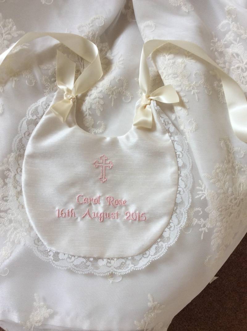 Taufe Lätzchen, Personalisierte Baby Taufgeschenk, Spitze Mädchen Jungen Baby-Duschegeschenk, Ersten Segen Uk von Etsy - FirstBlessings
