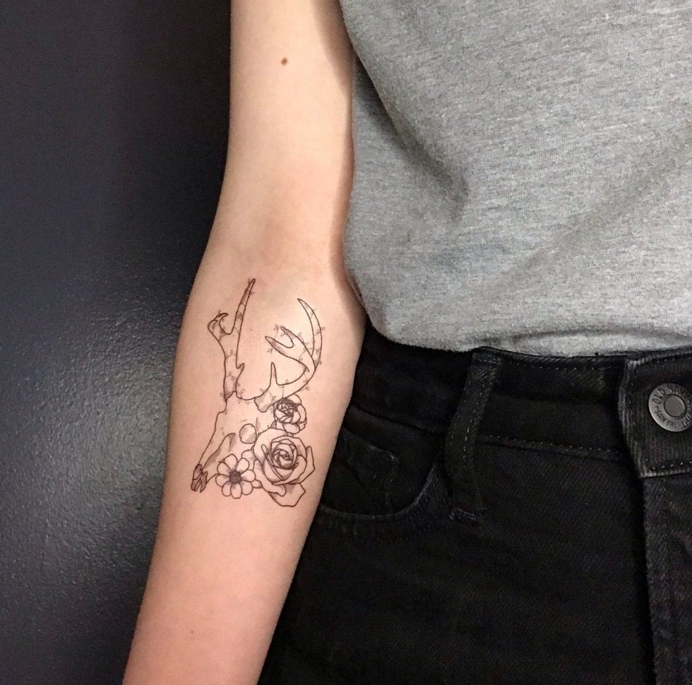 Hirsch Totenkopf Und Blumen Temporäres Tattoo Hirsch Totenkopf Und Blumen Temporäres Tattoo von Etsy - FleetingTattoo