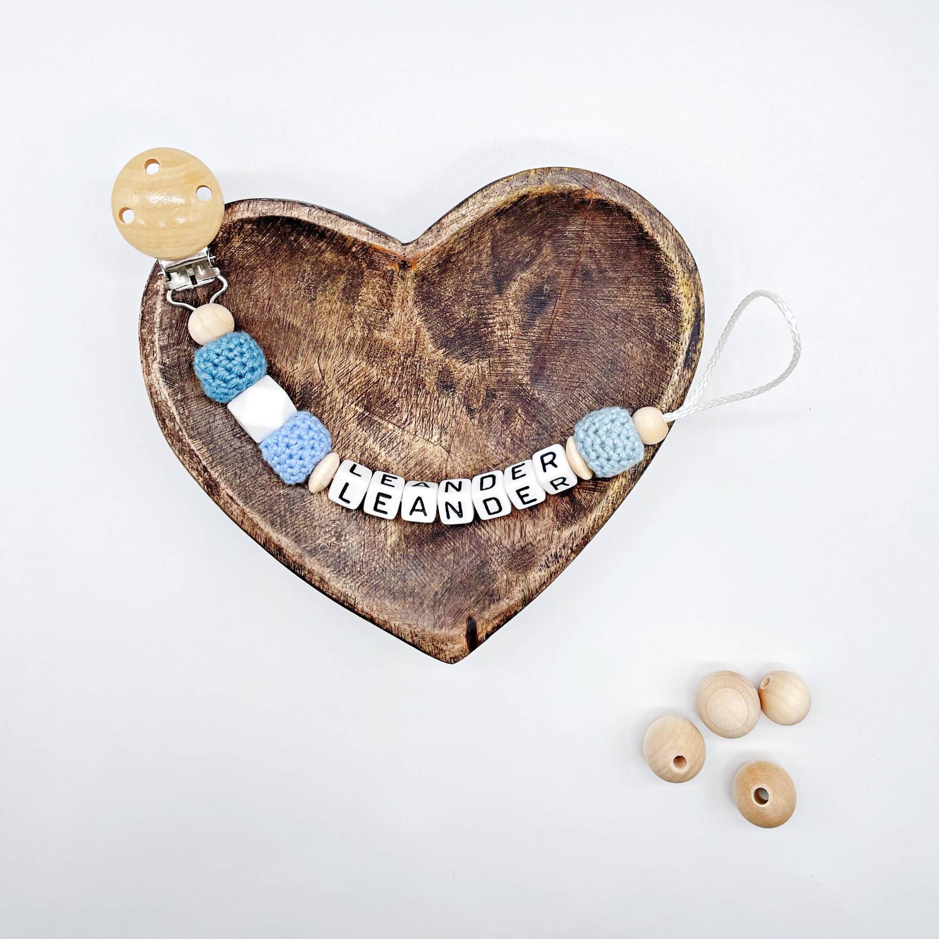 Schnullerkette Mit Name | Personalisiert Buchstaben Babygeschenk Handmade Geschenk Junge Blau Weiß Geschenkidee Geburt Baby Schnullerkette Mit Name | Personalisiert Buchstaben Babygeschenk Handmade Geschenk Junge Blau Weiß Geschenkidee Geburt Baby von Etsy - FlorentinasPahihi