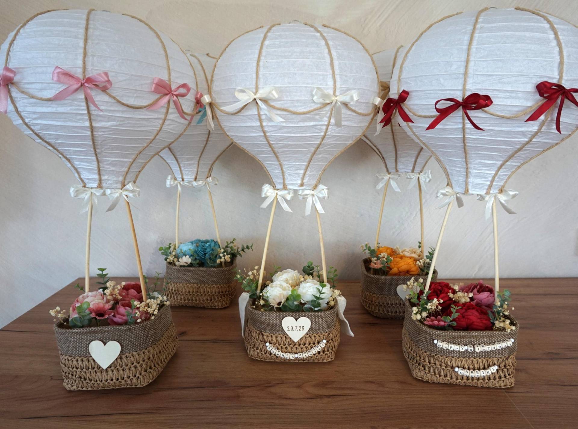 Handgemachter Heißluftballon Mit Blumen - Personalisiertes Geschenk I Handgemachte Deko Zur Hochzeit, Geburtstag, Jubiläum Handgemachter Heißluftballon Mit Blumen - Personalisiertes Geschenk I Handgemachte Deko Zur Hochzeit, Geburtstag, Jubiläum von Etsy - FlyBalloon