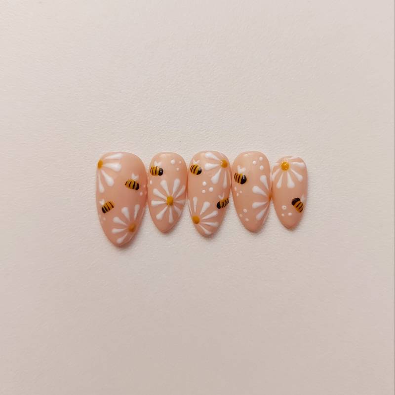 Press On Nails Bee, Spring, Flower, Daisy, Floral, Animal, Insect, Cute von Etsy - ForestFairyNails