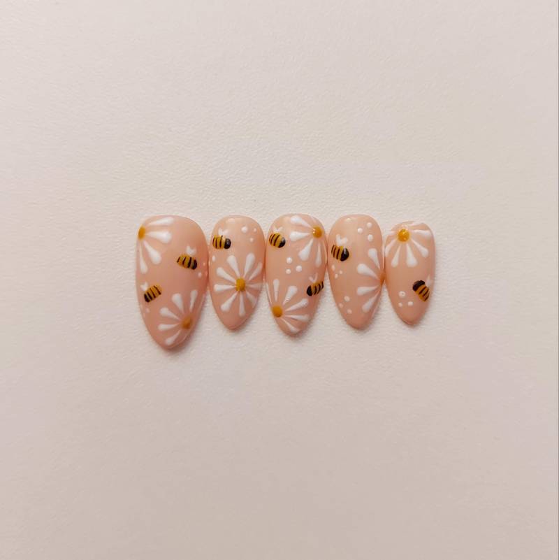 Press On Nails Bee, Spring, Flower, Daisy, Floral, Animal, Insect, Cute von Etsy - ForestFairyNails