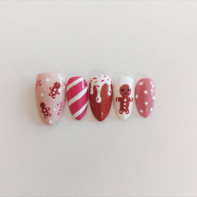 Press On Nails Gingerbread, Christmas, Candy, Candycane, Pink, Polkadot, Sugar, Cute, Kawaii von Etsy - ForestFairyNails