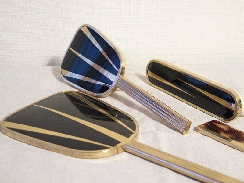 Sale 50% Vintage 4-Teiliges Art Deco Eitelkeit Set, Handspiegel, Bürste, Kamm Shabby Chic Cottage Dekor Kommode Set @112 von Etsy - FoxBoxMarket