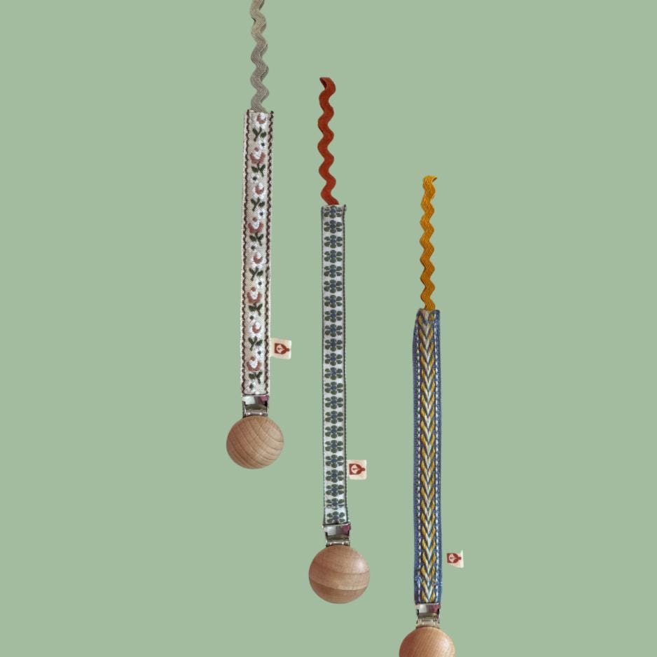 Schnullerkette Aus Trachtenborten Schnullerkette Aus Trachtenborten von Etsy - FraeuleinMarleneShop