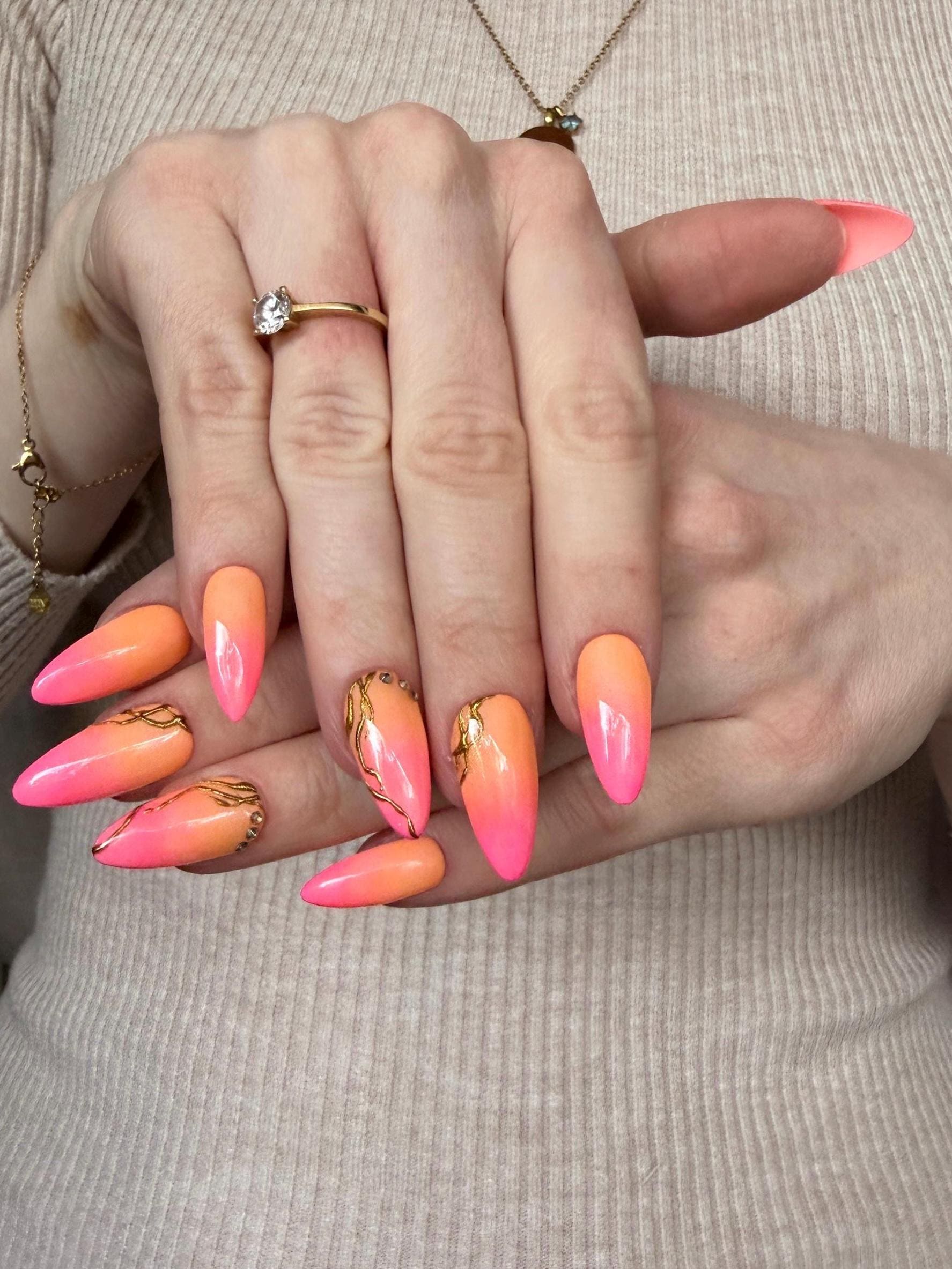 Goldene Aura Mandel Drücken Sie Auf Die Nägel | Swirl Gel Statement Set von Etsy - FrancescaSwanStudio