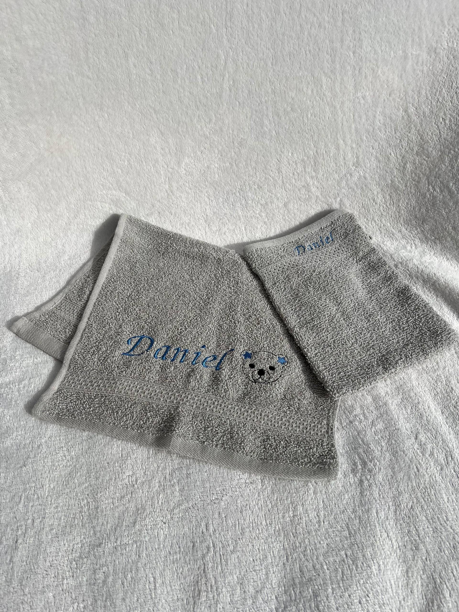 Personalisierbares Handtuch-Set Mit Bärchenmotiv in Grau - 100% Baumwolle, Handtuch 30x50 cm & Waschlappen 17x22 Personalisierbares Handtuch-Set Mit Bärchenmotiv in Grau - 100% Baumwolle, Handtuch 30x50 cm & Waschlappen 17x22 von Etsy - FrechdachsHandmade