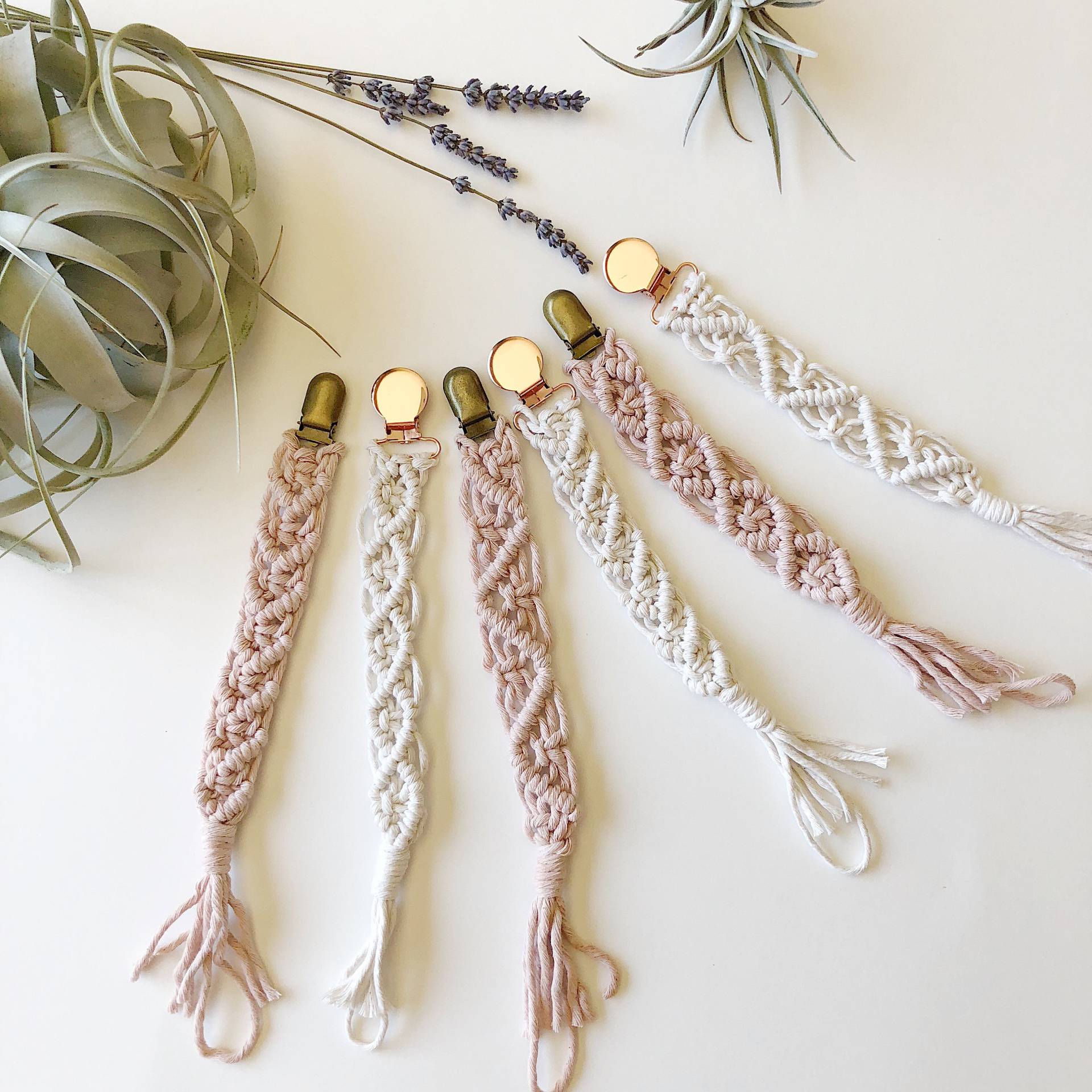 Macramé Baby Schnullerclip - Blush/Natur von Etsy - FreeSpiritFibersAZ
