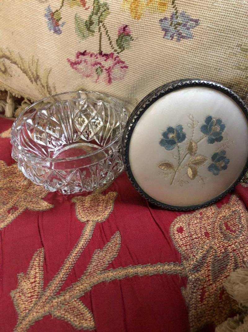 Country Chic Bestickte Waschtisch Puderschale von Etsy - FrenchCountryGirl