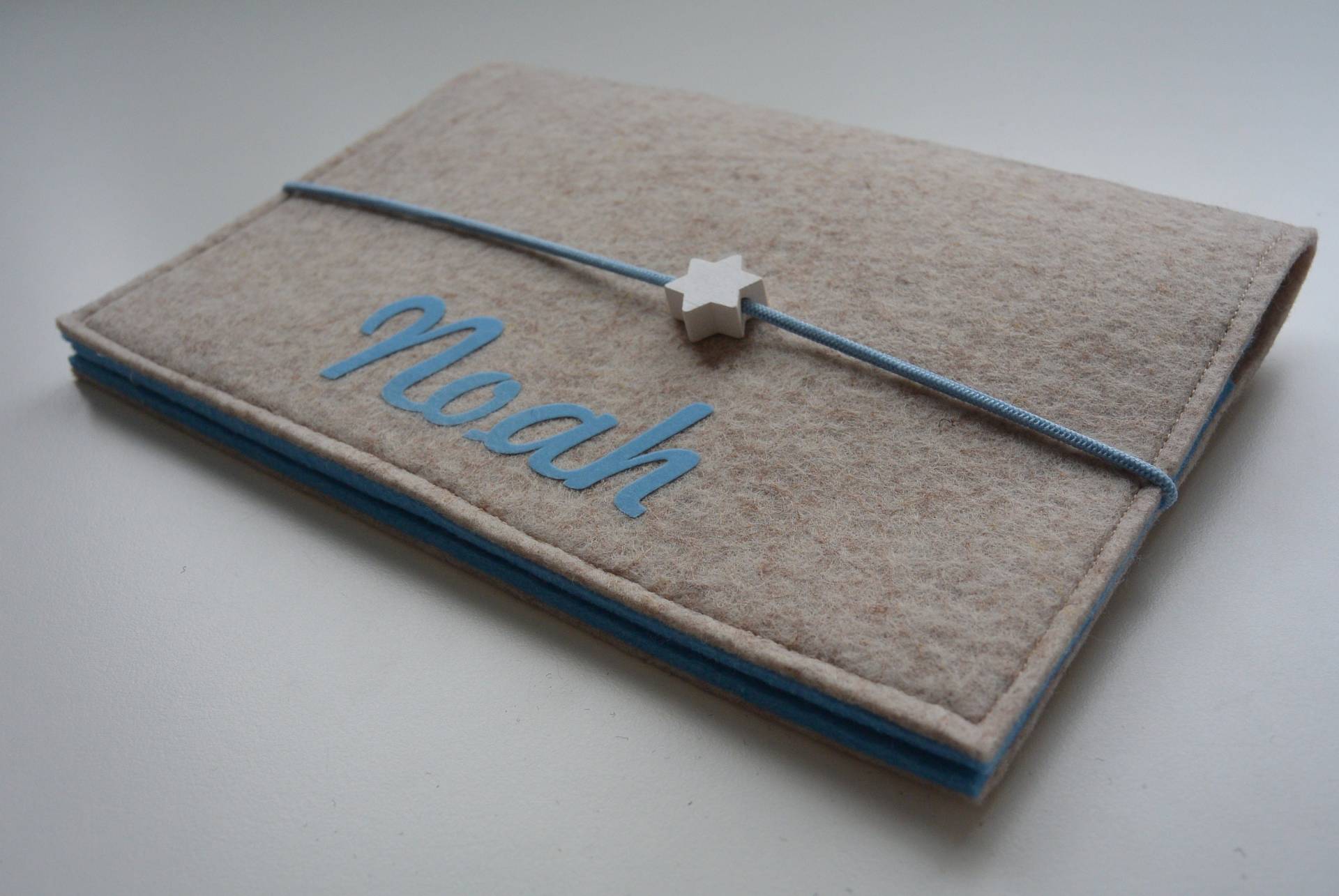 U-Hefthülle Filz Beige/Hellblau Motiv Stern U-Hefthülle Filz Beige/Hellblau Motiv Stern von Etsy - FuerGlueckskinder