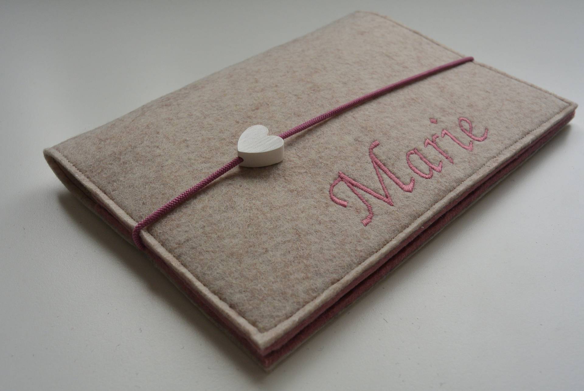 U-Hefthülle Filz Beige/Rose Motiv Herz U-Hefthülle Filz Beige/Rose Motiv Herz von Etsy - FuerGlueckskinder