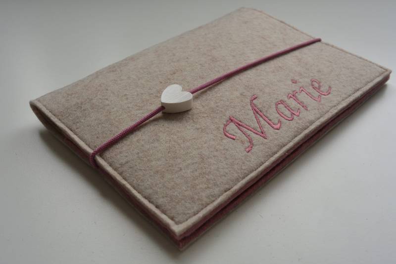 U-Hefthülle Filz Beige/Rose Motiv Herz U-Hefthülle Filz Beige/Rose Motiv Herz von Etsy - FuerGlueckskinder