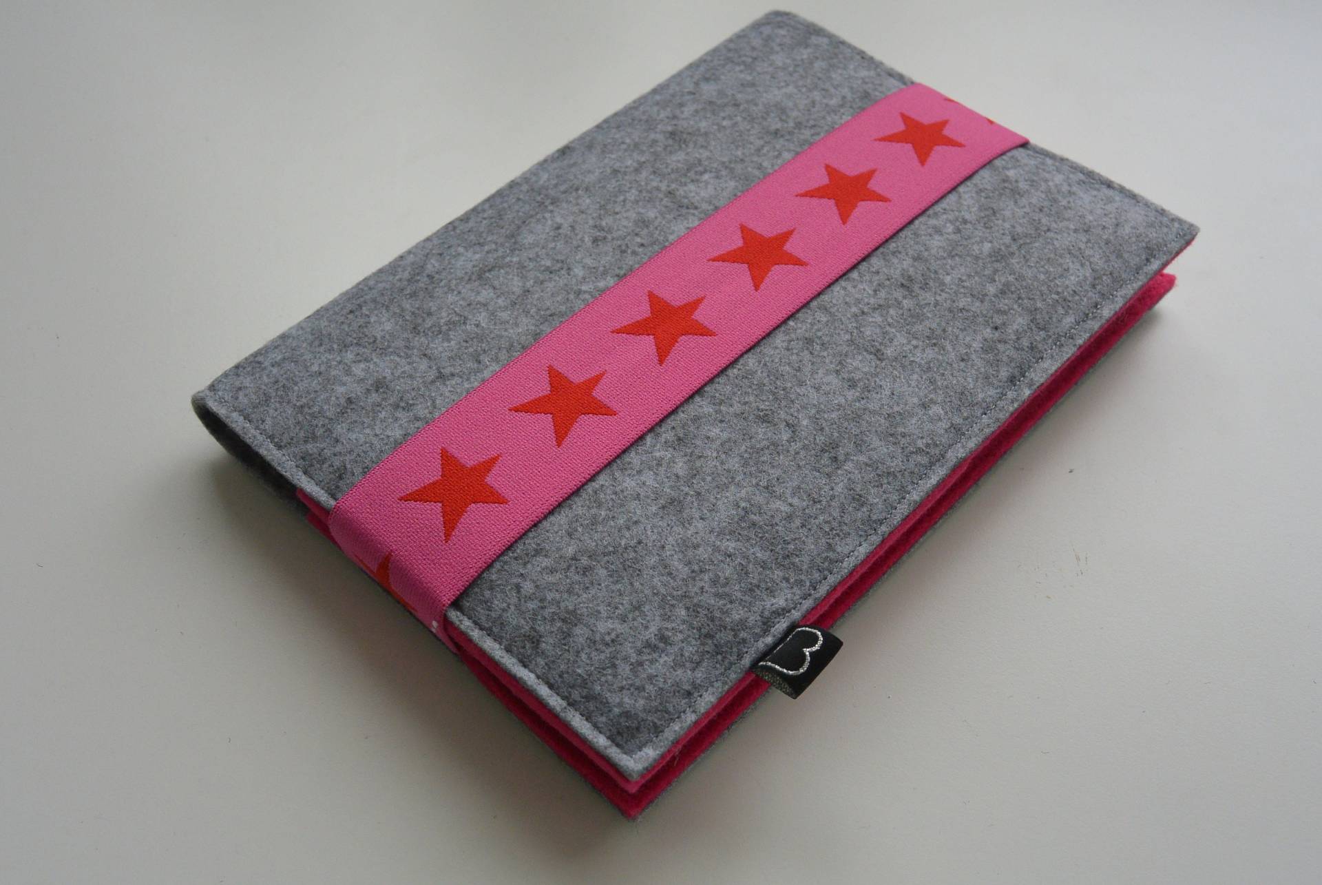 U-Hefthülle Filz Hellgrau/Pink Stern U-Hefthülle Filz Hellgrau/Pink Stern von Etsy - FuerGlueckskinder