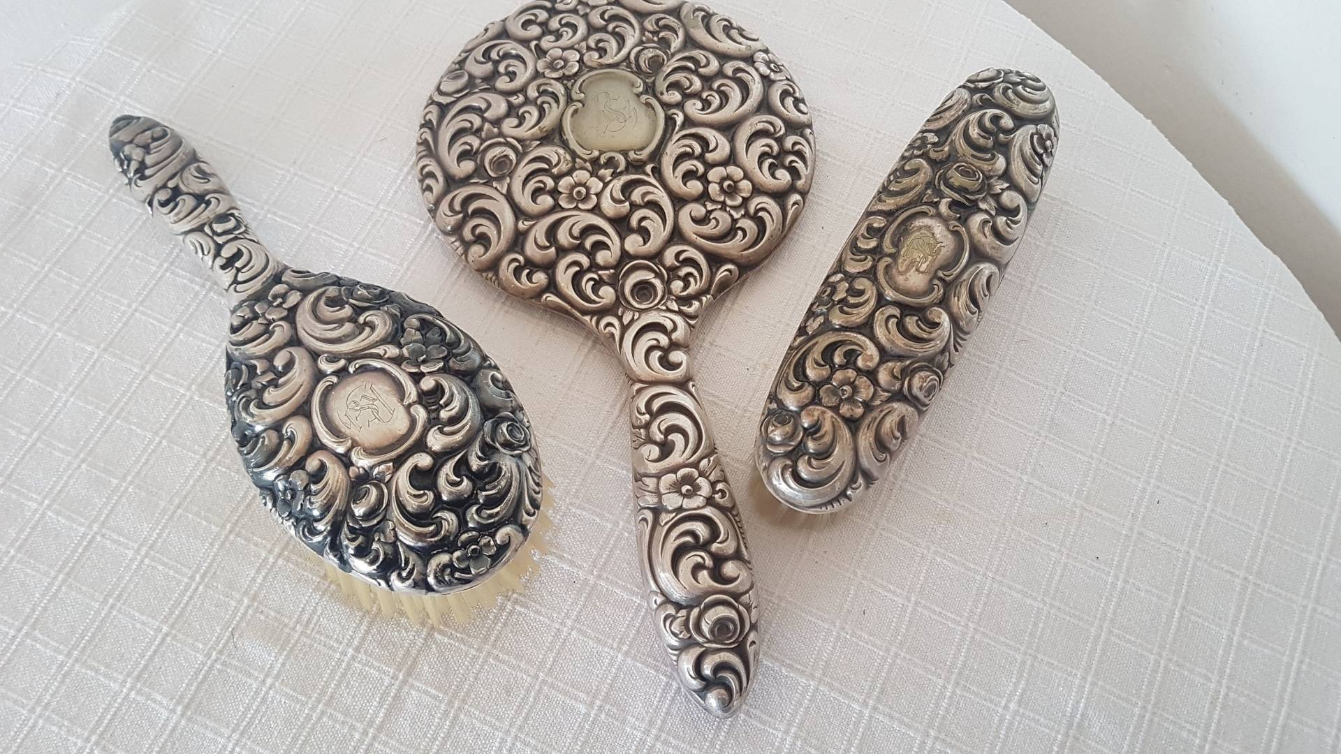 Hic Vintage Eitelkeit Set Drei Stück Handheld Spiegel Und Pinsel. Antike Versilbert Repousse Alpaka Silberplatte Hic Vintage Eitelkeit Set Drei Stück Handheld Spiegel Und Pinsel. Antike Versilbert Repousse Alpaka Silberplatte von Etsy - FunAntic