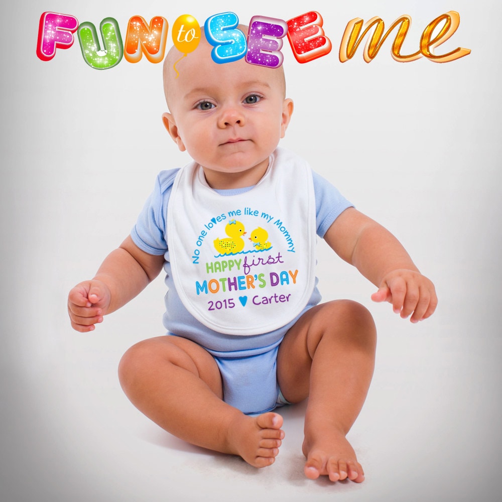 Glücklich Ersten Muttertag Bib - Boys Personalisiert Mit Namen Und Jahr von Etsy - FunToSeeMe