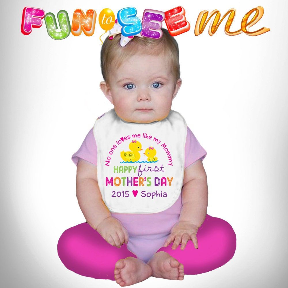 Glücklich Ersten Muttertag Bib - Mädchen Personalisiert Mit Namen Und Jahr von Etsy - FunToSeeMe
