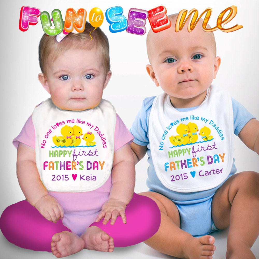 Glückliche Erste Vater Tag Bib - Niemand Liebt Mich Wie Meine Daddies Mädchen Oder Jungen Personalisiert Mit Namen Und Jahr | Gay/Lesben 2 Daddies Glückliche Erste Vater Tag Bib - Niemand Liebt Mich Wie Meine Daddies Mädchen Oder Jungen Personalisiert Mit Namen Und Jahr | Gay/Lesben 2 Daddies von Etsy - FunToSeeMe