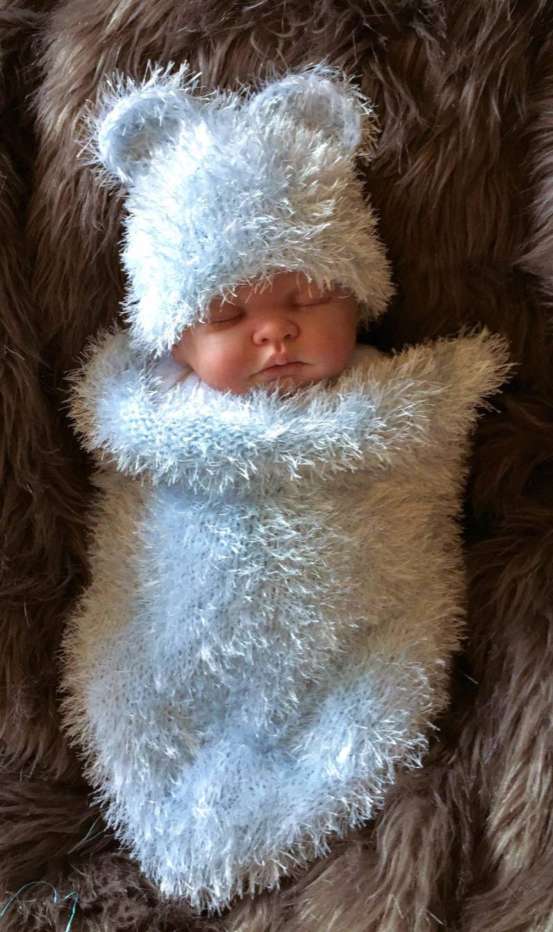 Handgestrickter Baby Teddy Bär Kokon Schlafsack Papoose & Mütze Beanie Blue Junge Kunstpelz Foto Fotografie Requisite Neugeborene - 6 Monate Uk Handgestrickter Baby Teddy Bär Kokon Schlafsack Papoose & Mütze Beanie Blue Junge Kunstpelz Foto Fotografie Requisite Neugeborene - 6 Monate Uk von Etsy - FunkyKnitsUK